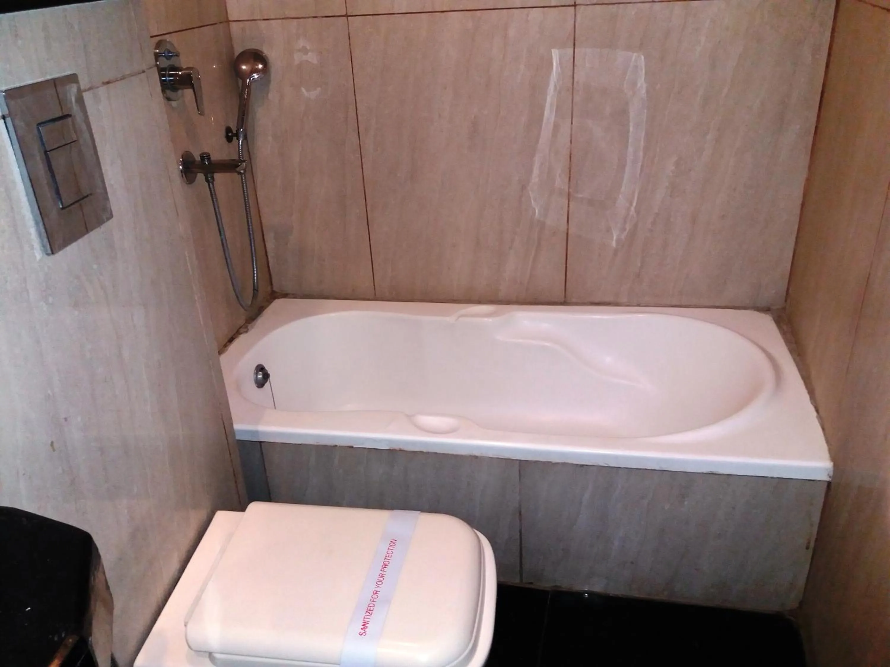 Bathroom in Hotel Station View Opposite New Delhi Railway