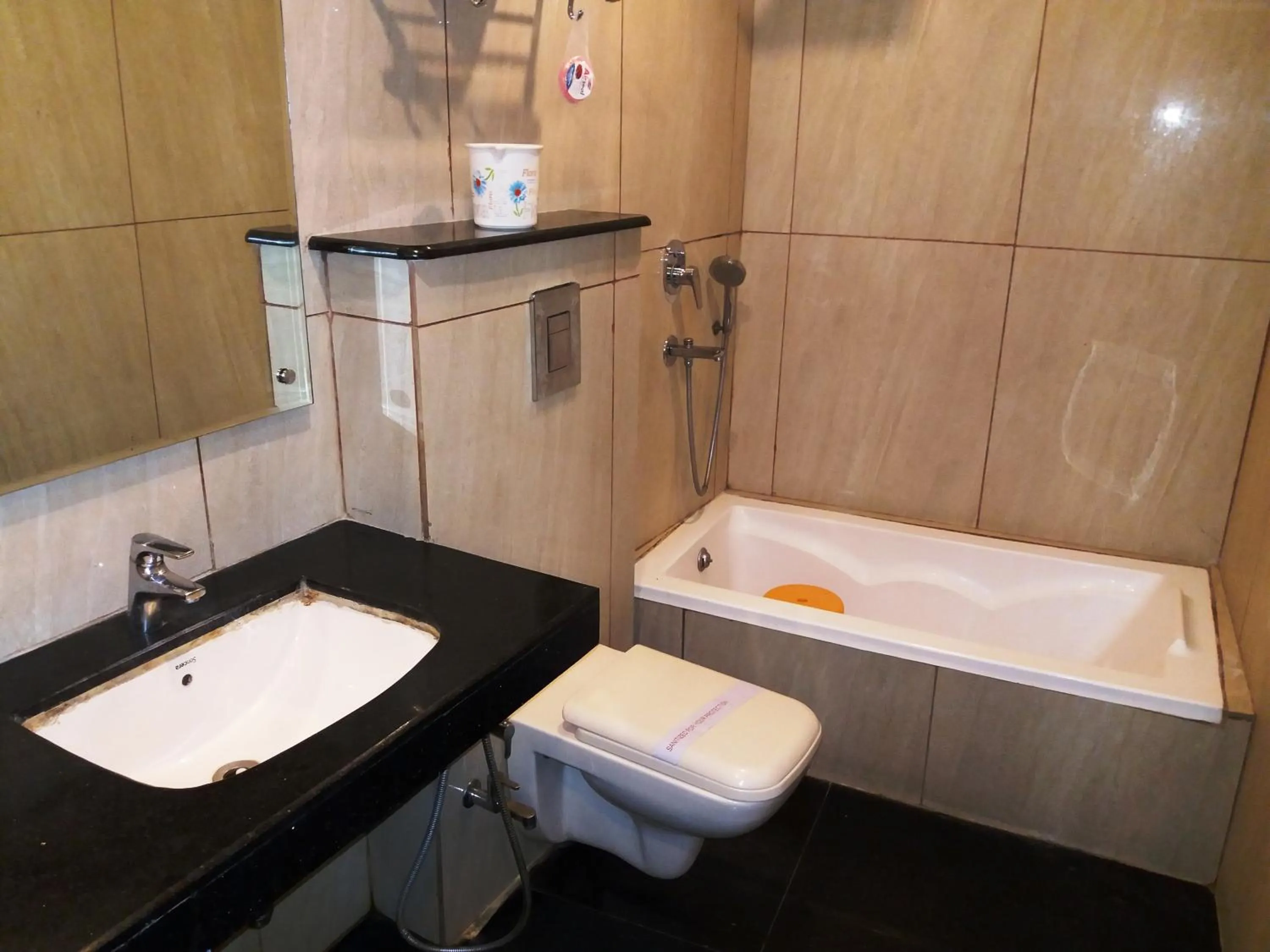 Bathroom in Hotel Station View Opposite New Delhi Railway