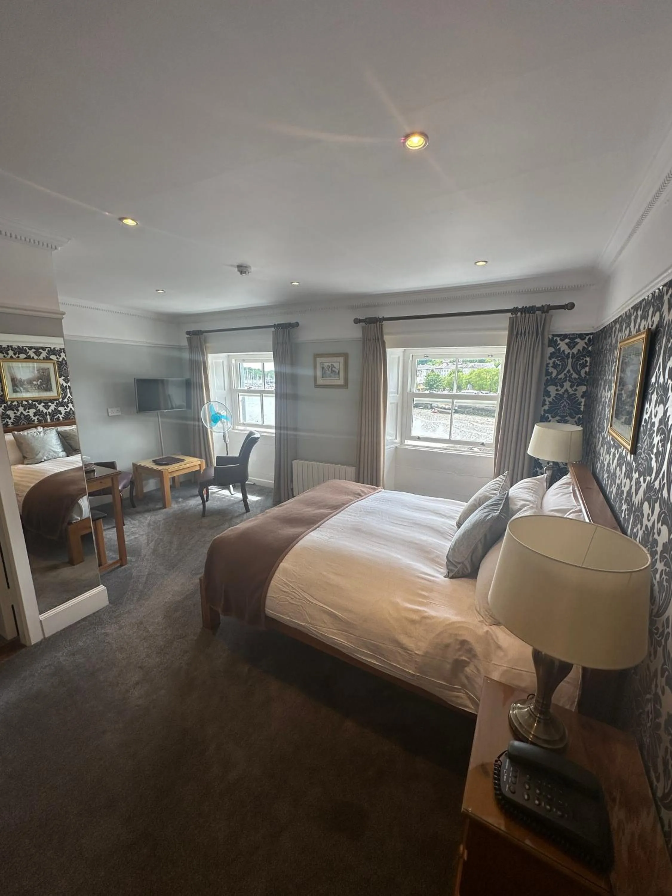 Bedroom, Bed in Long Quay House