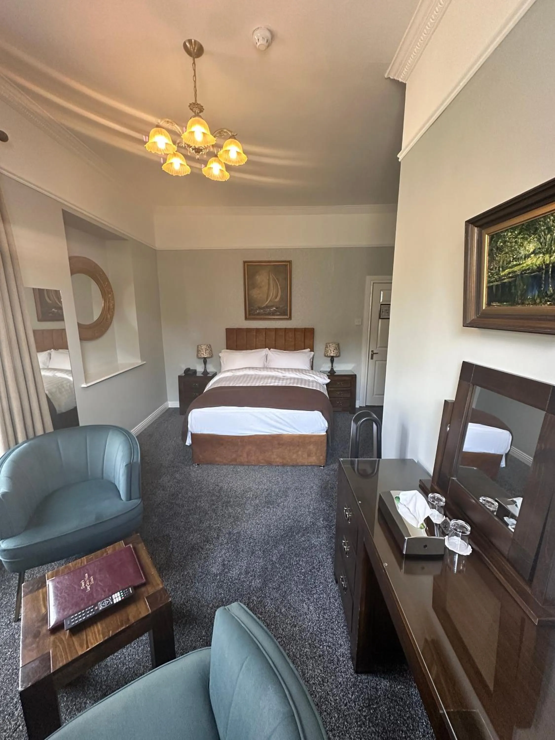 Bedroom, Bed in Long Quay House