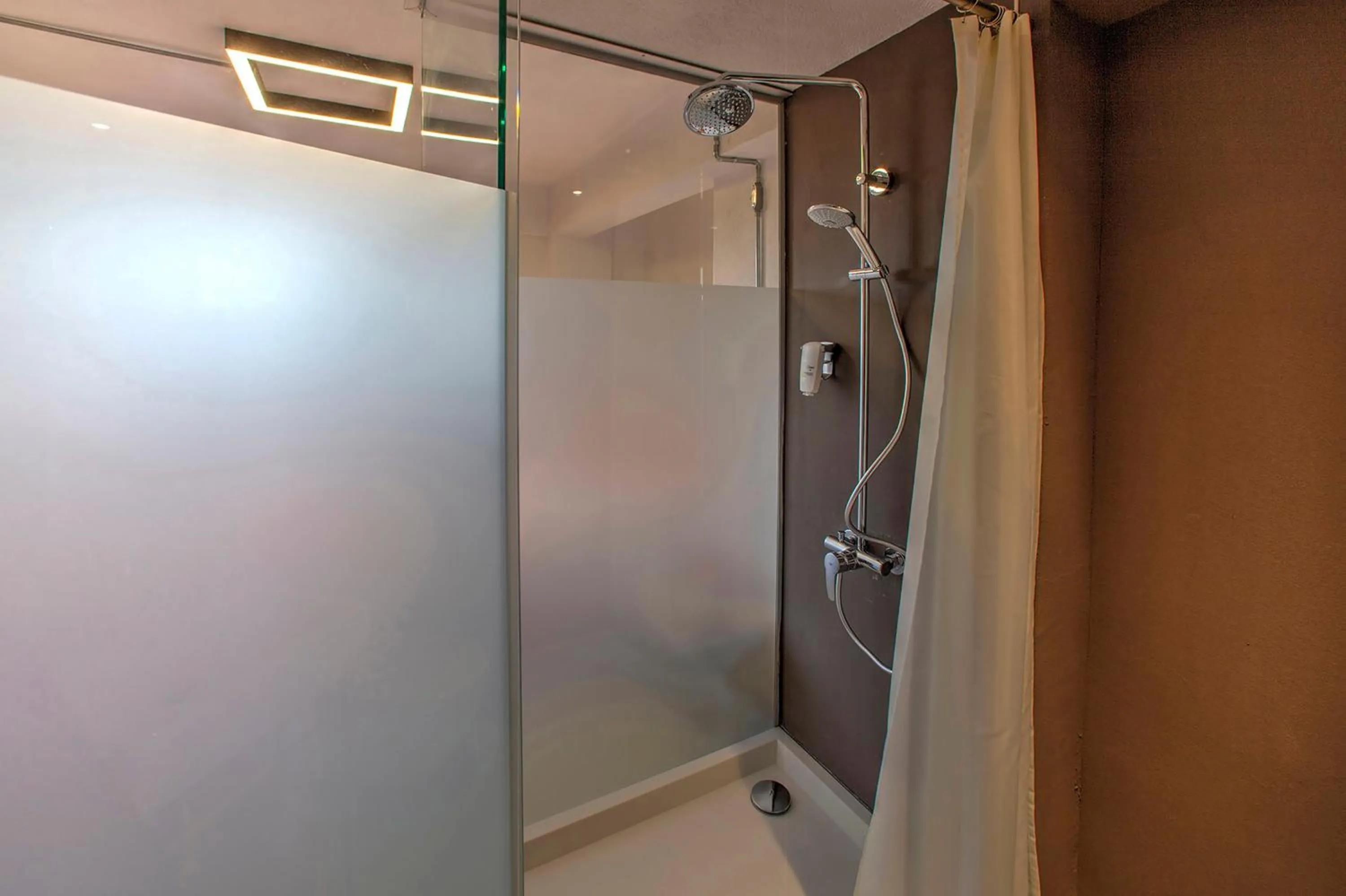 Bathroom in Vavien Hotel