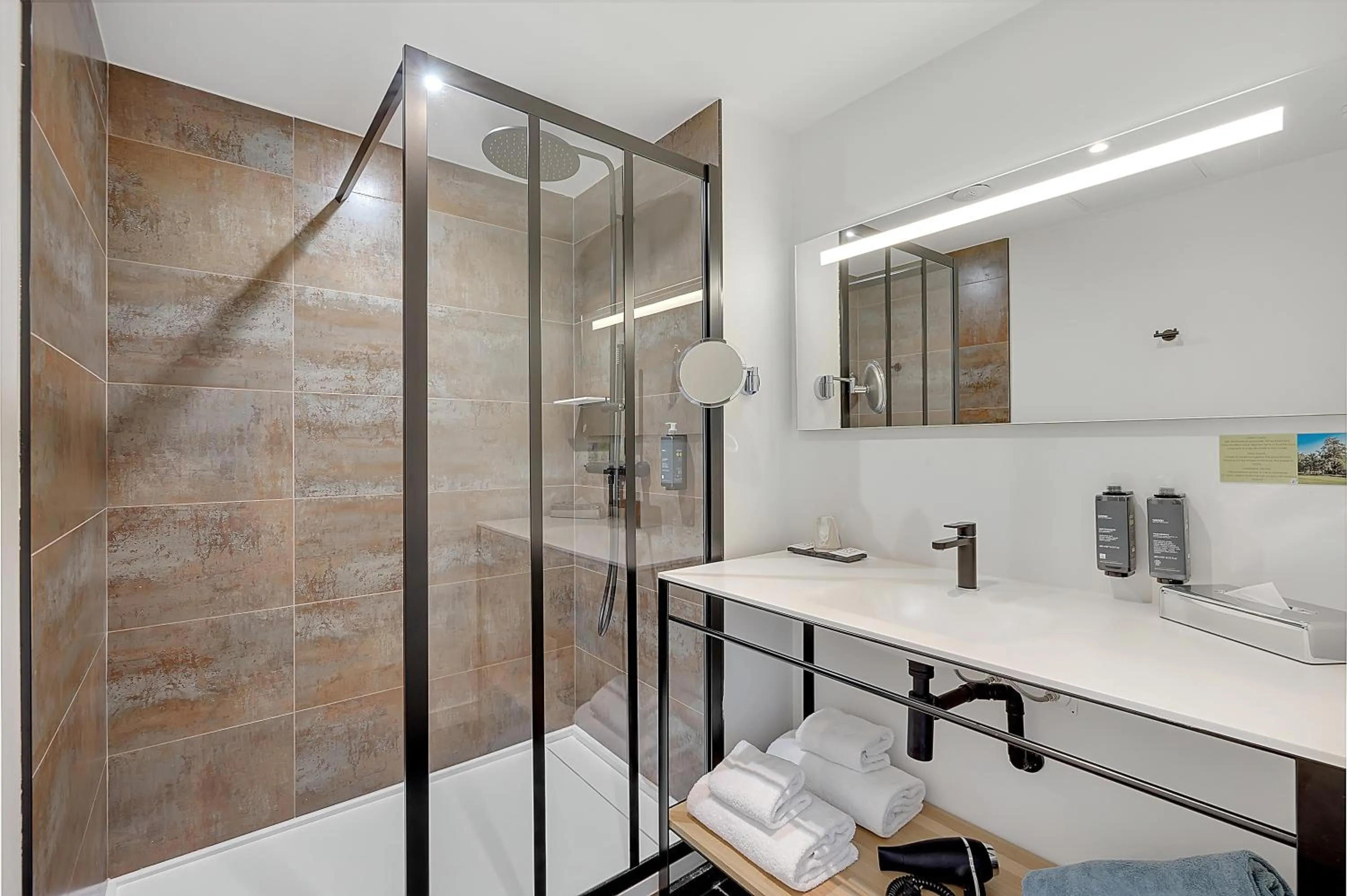 Shower in Best Western Premier Le Domaine de Montjoie