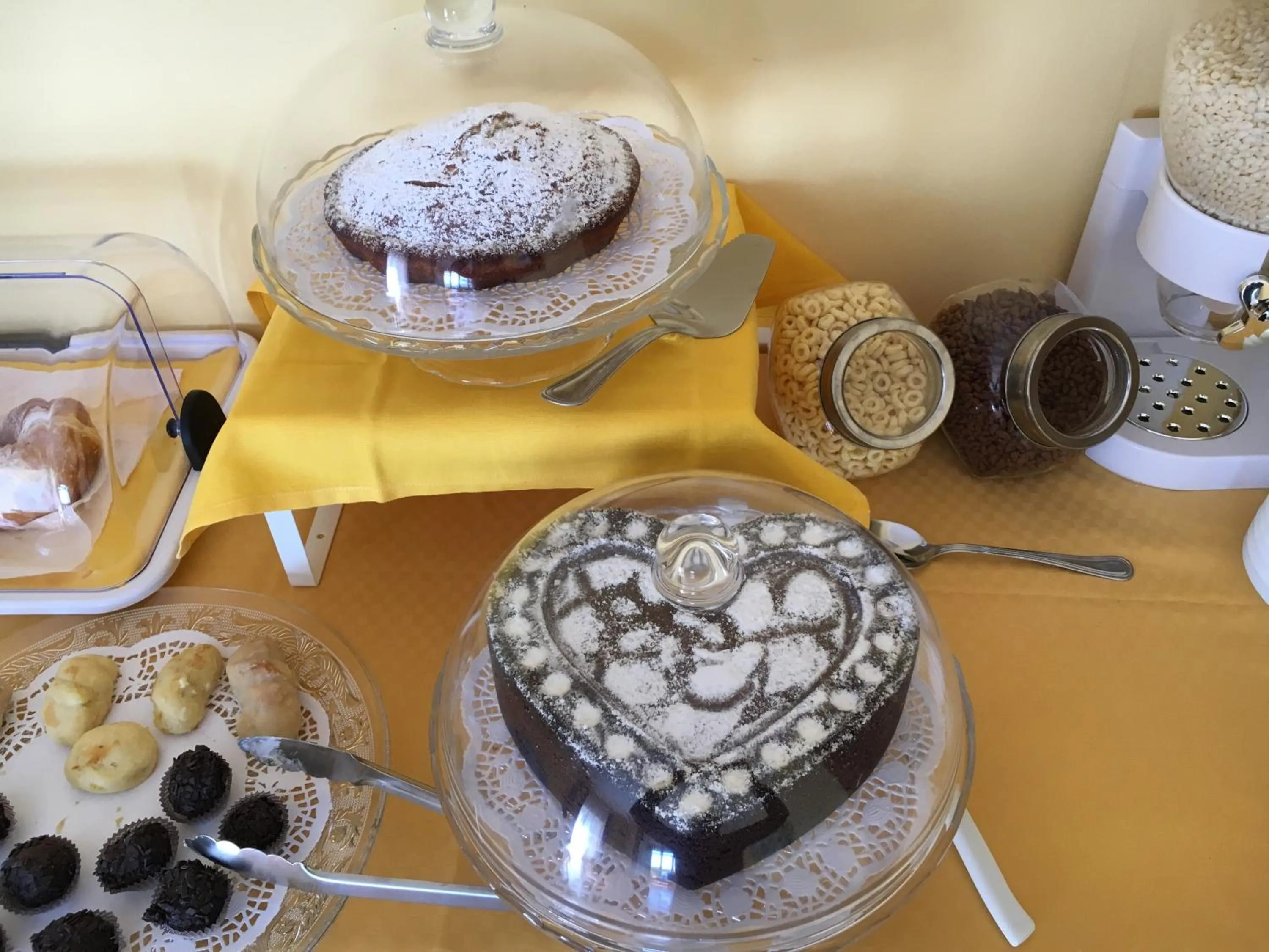 Communal lounge/ TV room in La Città degli Dei