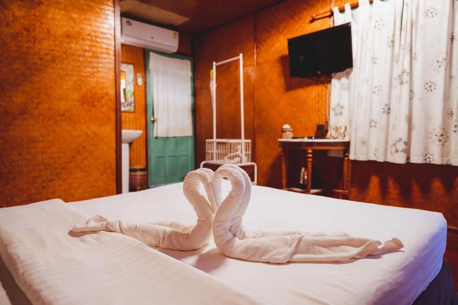 Bed in Baanpufa Resort