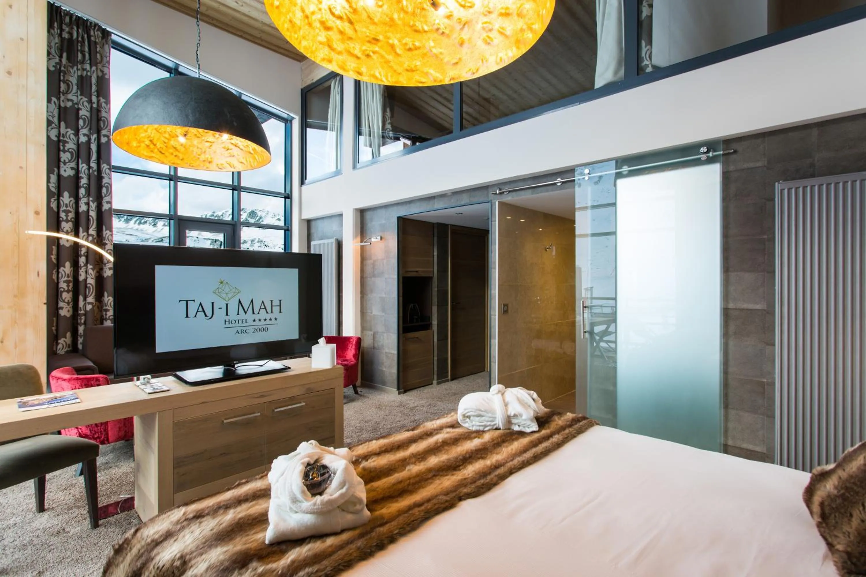 Photo of the whole room, Bed in Hôtel Taj-I Mah by Les Etincelles