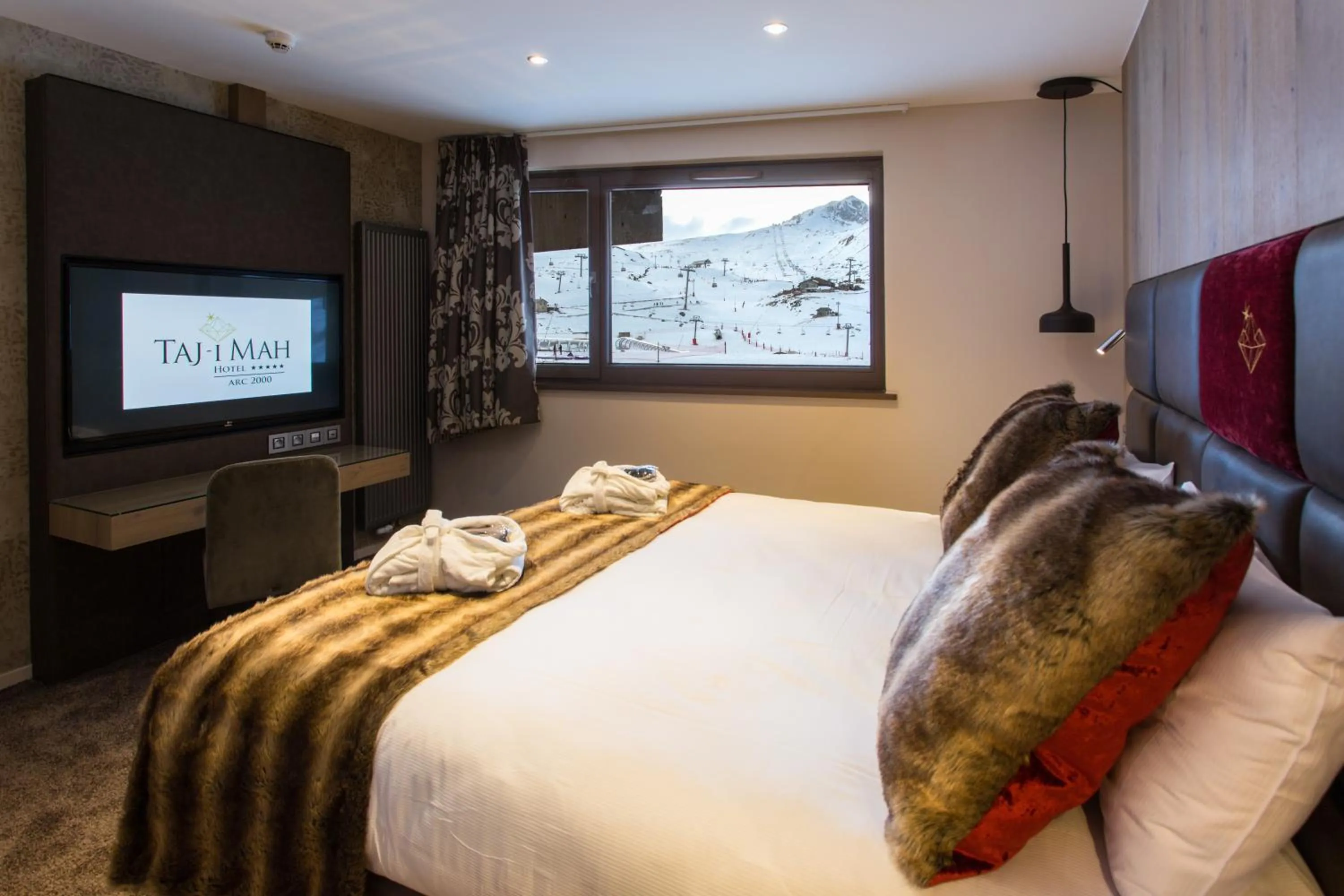 Photo of the whole room, Bed in Hôtel Taj-I Mah by Les Etincelles