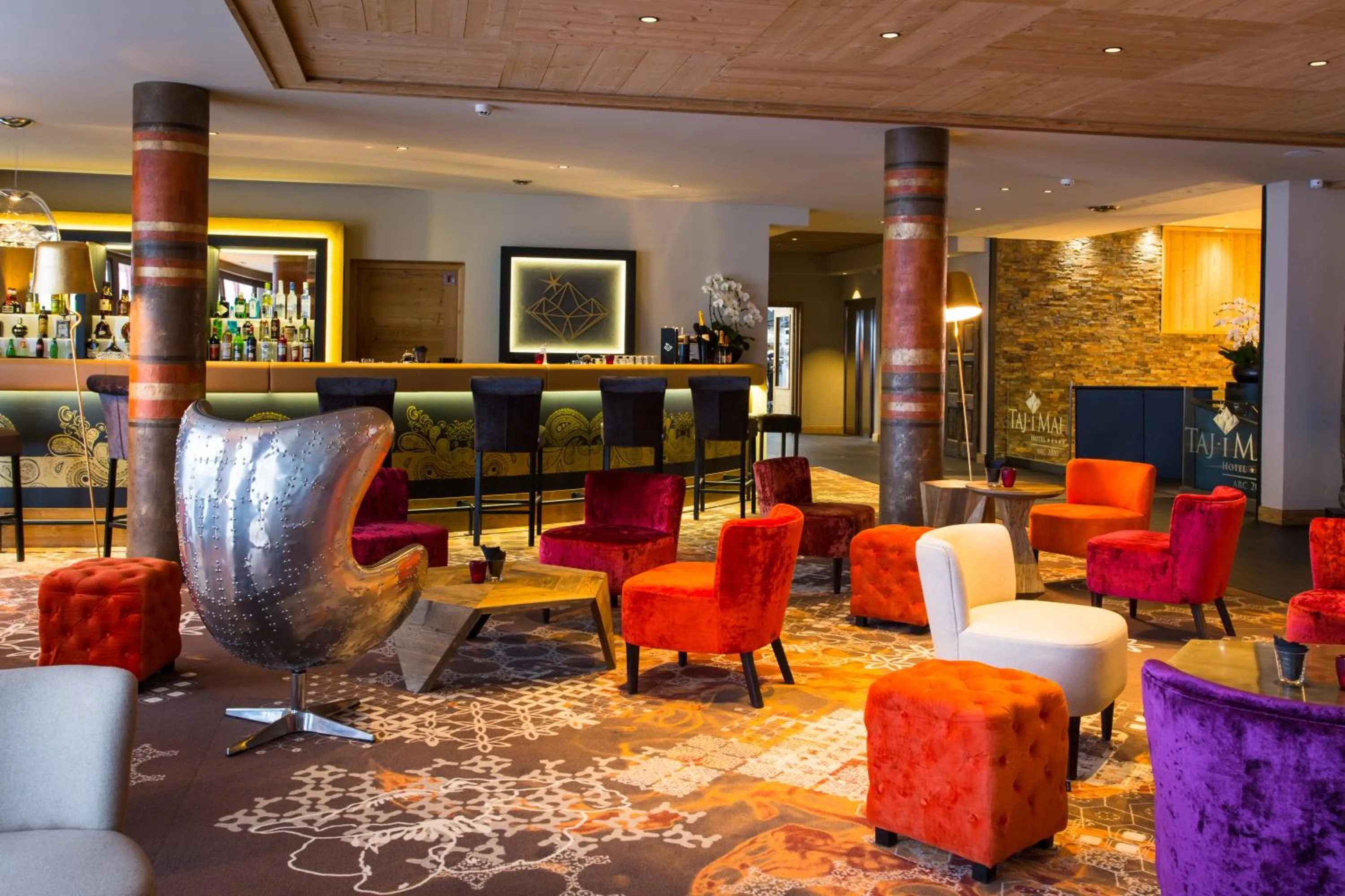 Lounge or bar in Hôtel Taj-I Mah by Les Etincelles