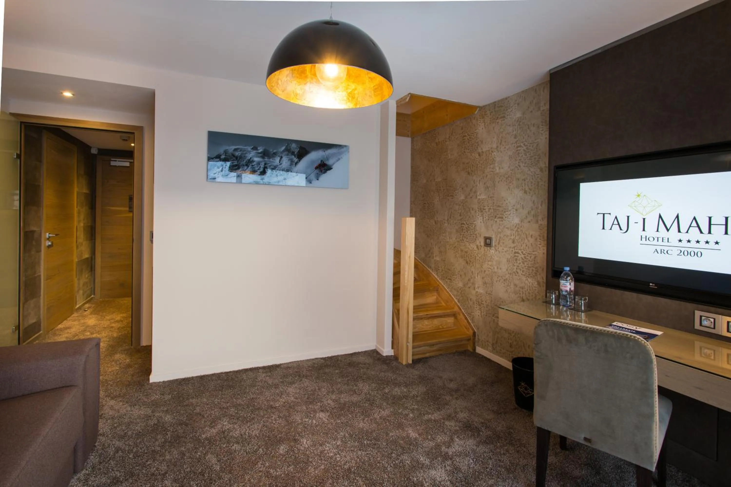 TV and multimedia in Hôtel Taj-I Mah by Les Etincelles