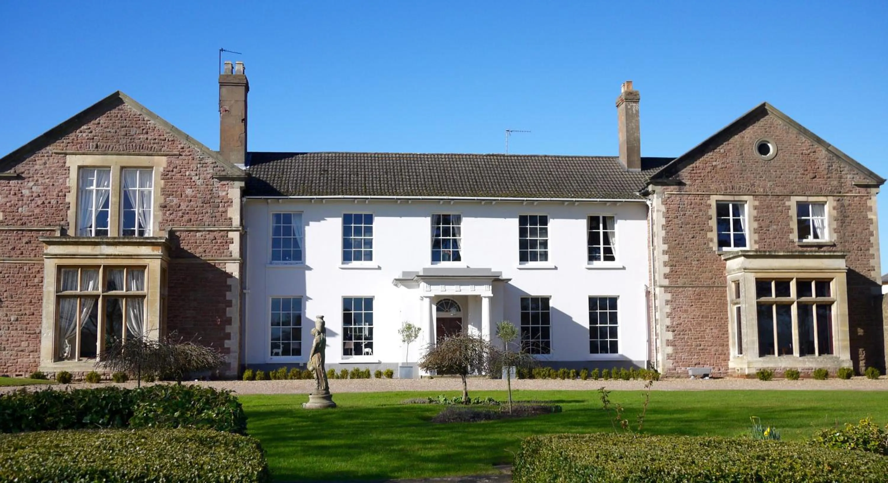Facade/entrance in Glewstone Court Country House Hotel