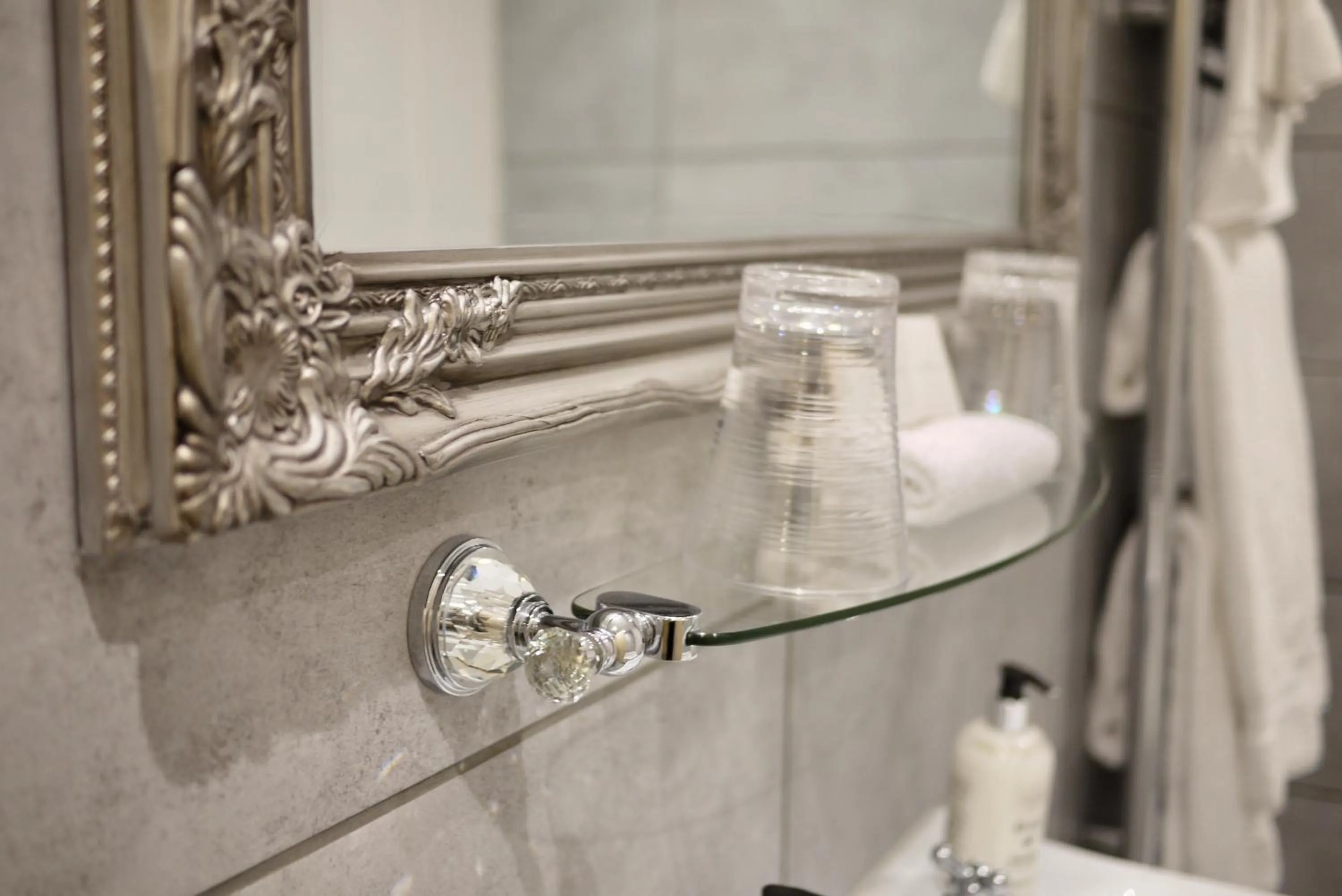 Bathroom in Glewstone Court Country House Hotel