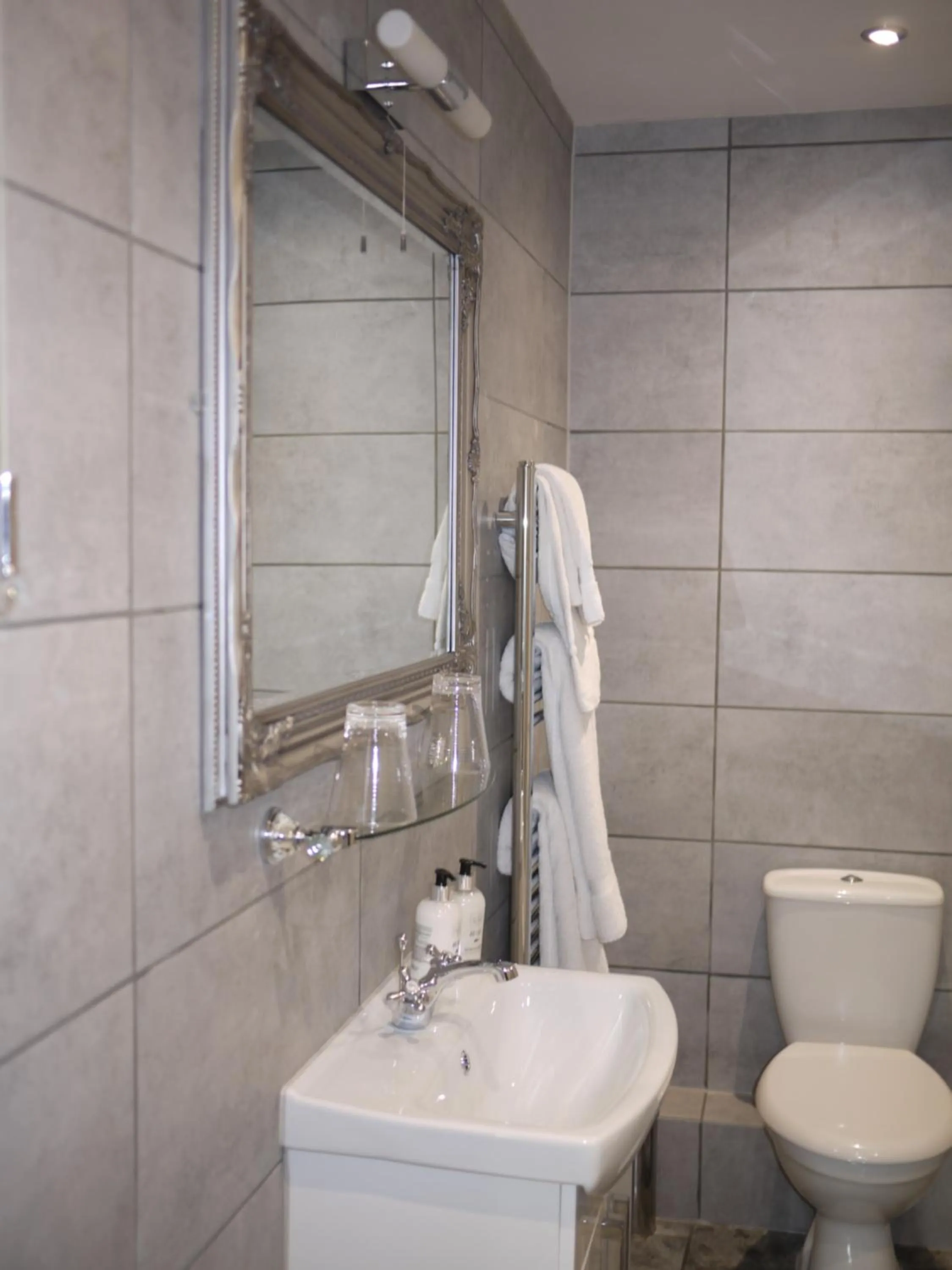 Bathroom in Glewstone Court Country House Hotel