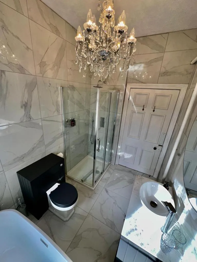 Bathroom in Glewstone Court Country House Hotel