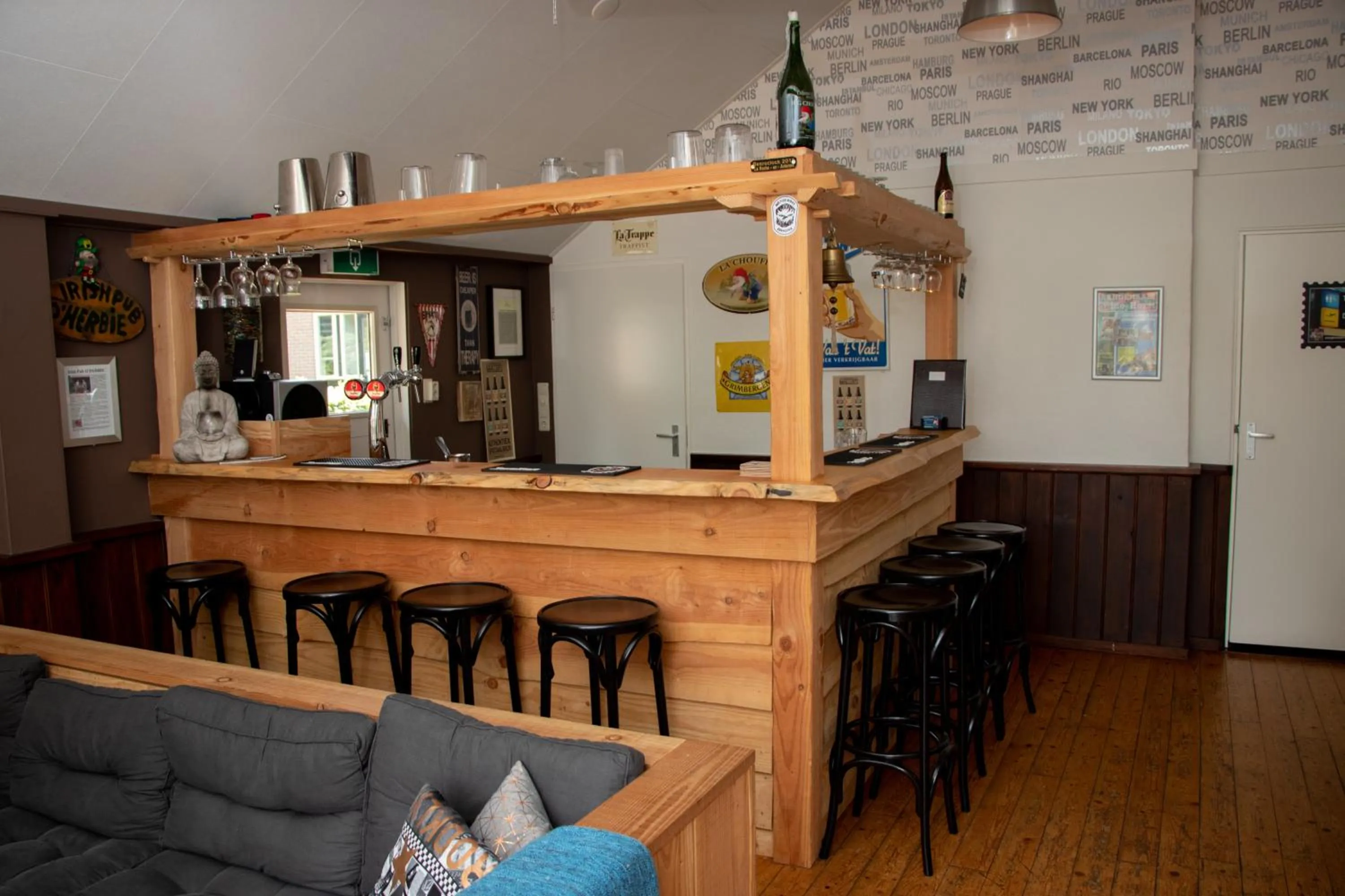 Lounge or bar in B&B Aangenaam - Olde Horst Diever
