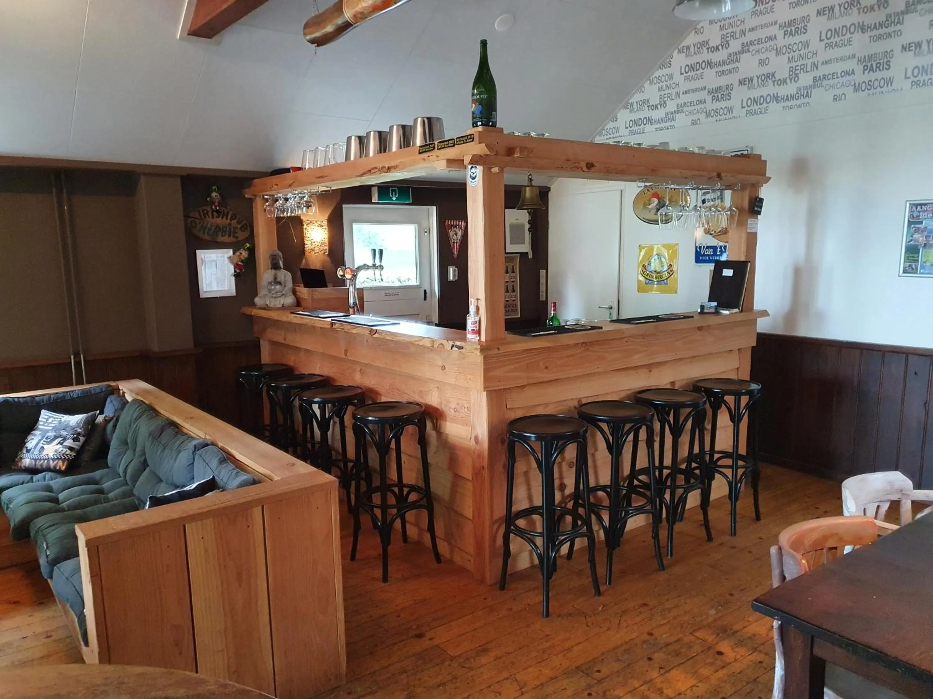 Lounge or bar in B&B Aangenaam - Olde Horst Diever