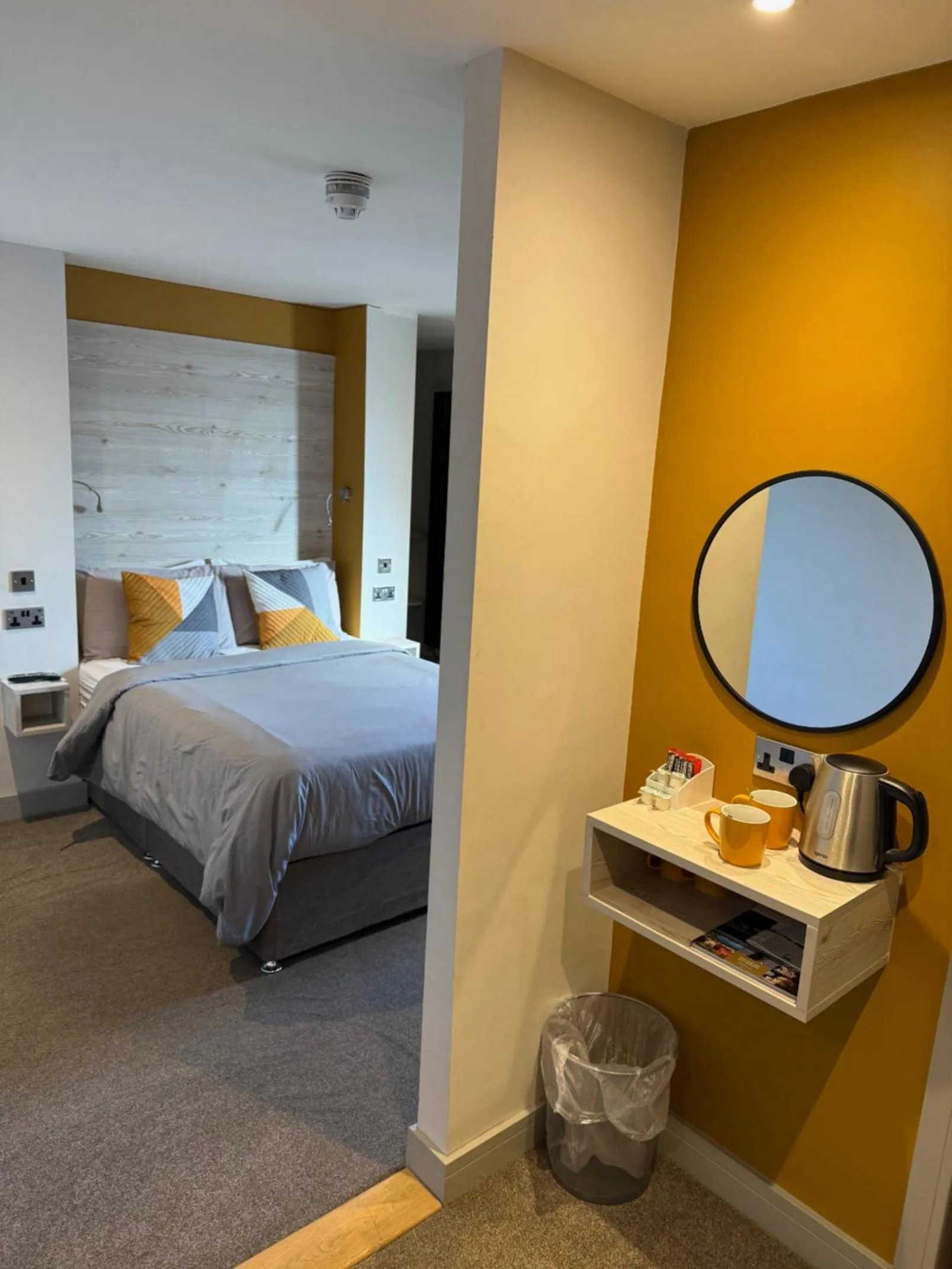 Photo of the whole room, Bed in The White Horse