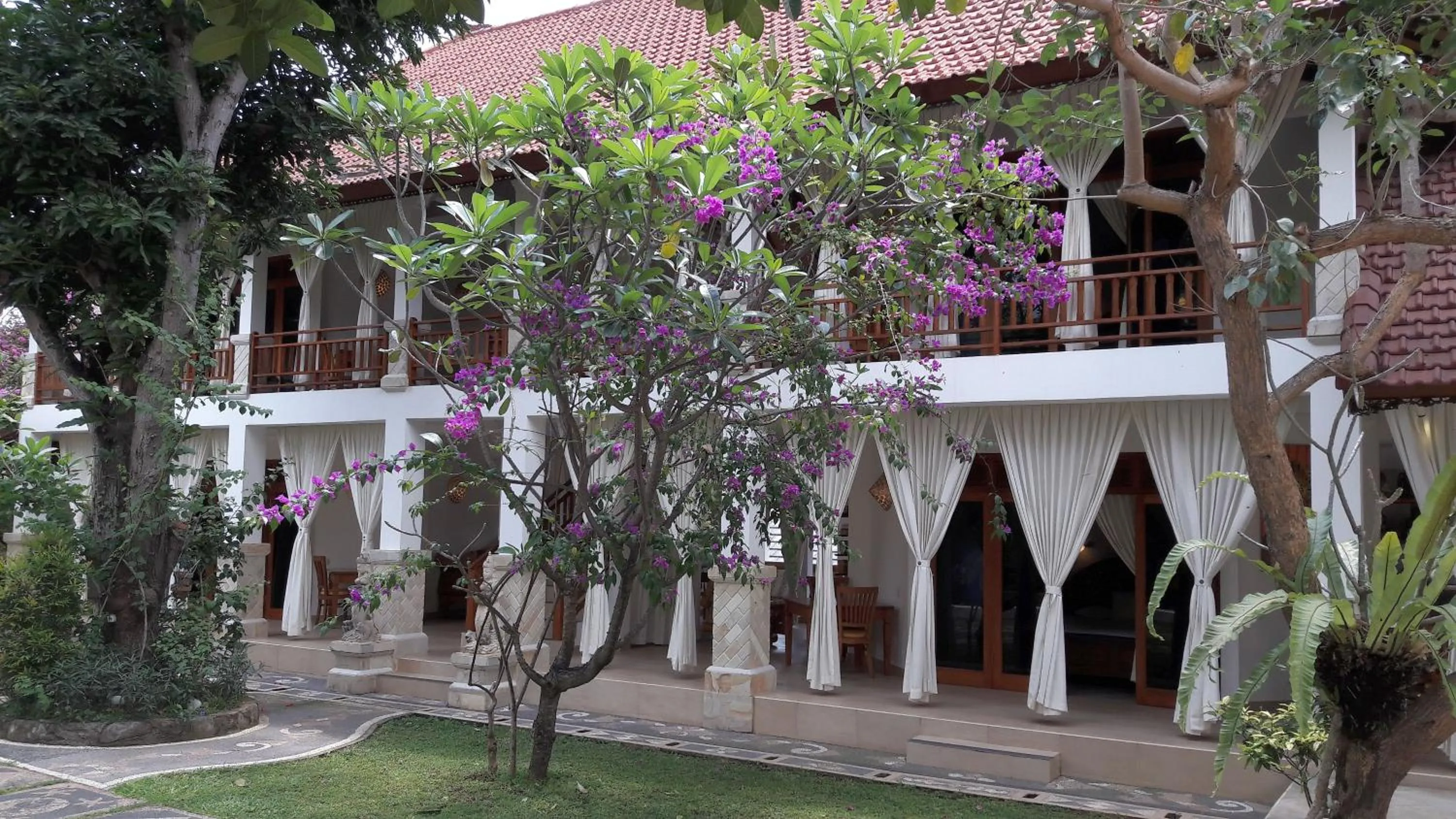 Facade/entrance in Villa Jakaranda and Villa Marakuya