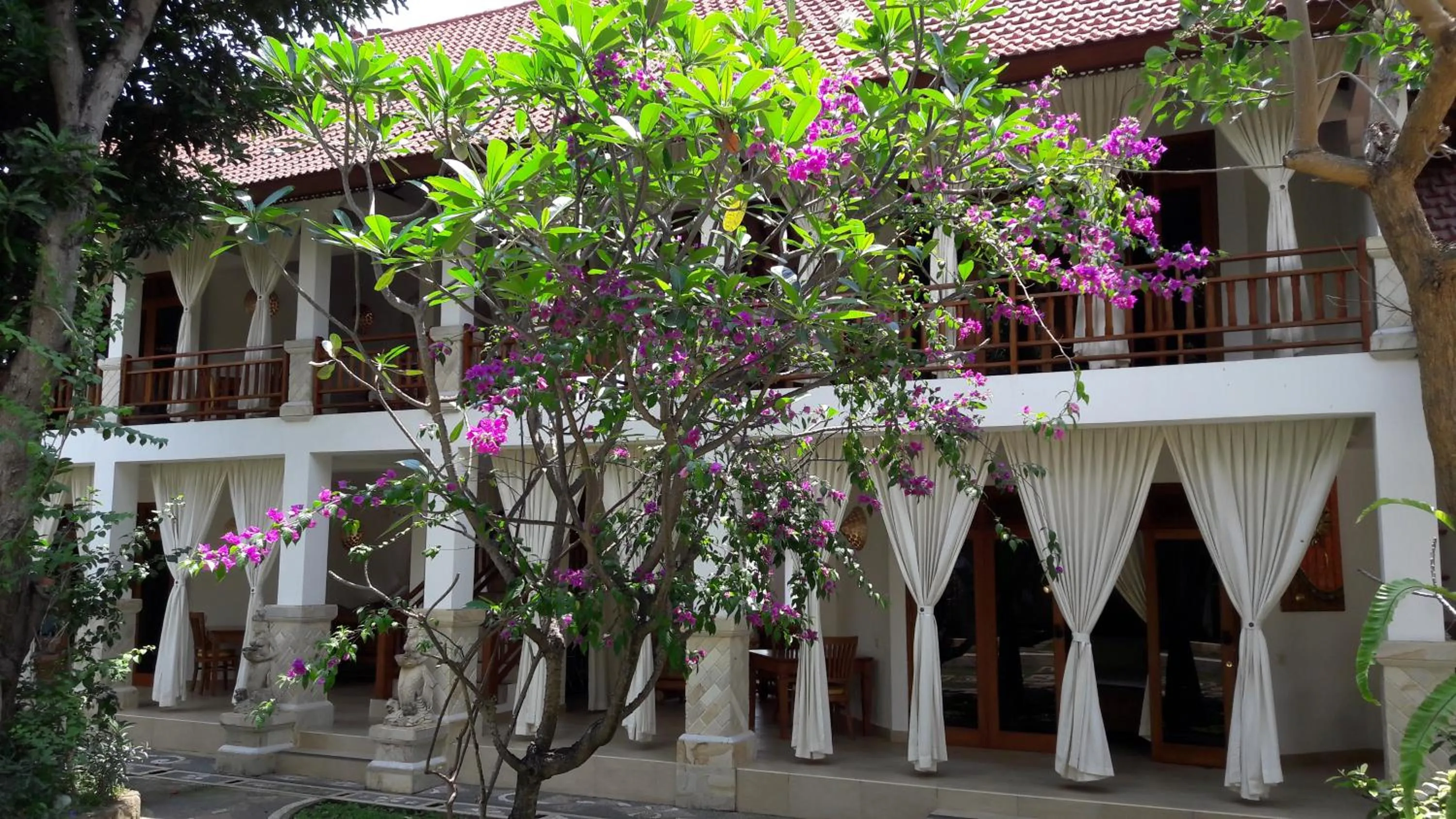 Facade/entrance in Villa Jakaranda and Villa Marakuya