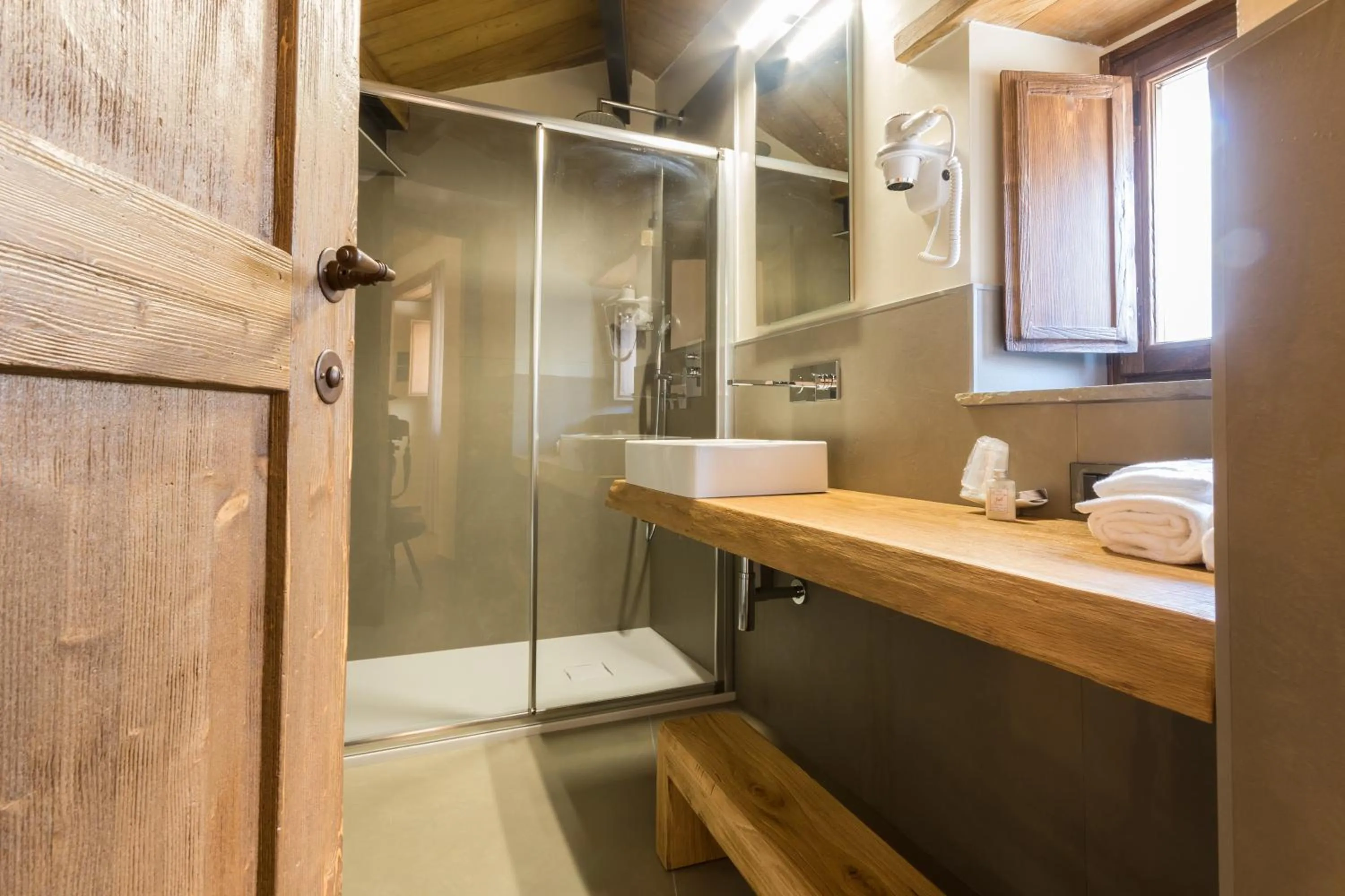 Shower in Borgotufi Albergo Diffuso