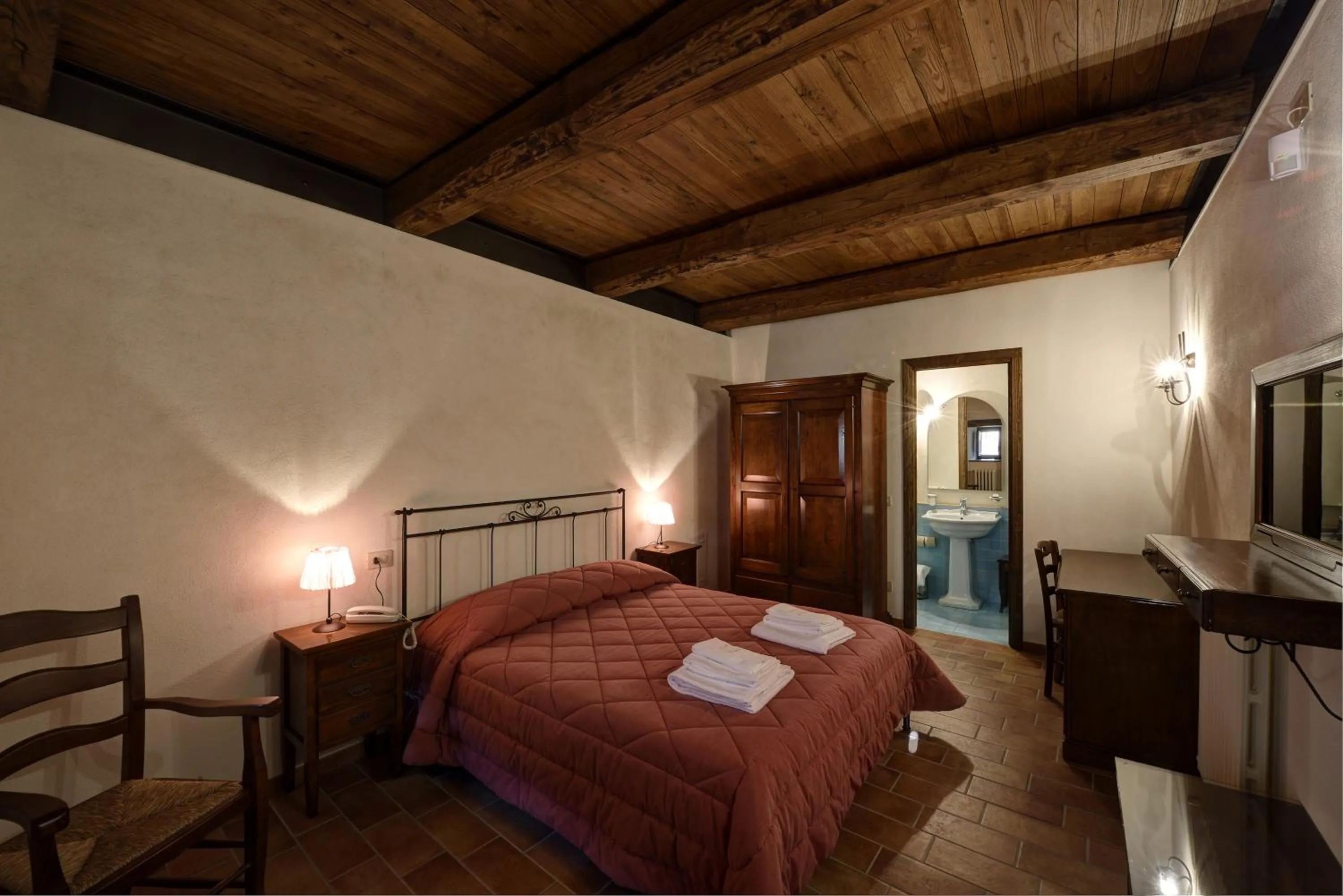Bed in Borgotufi Albergo Diffuso