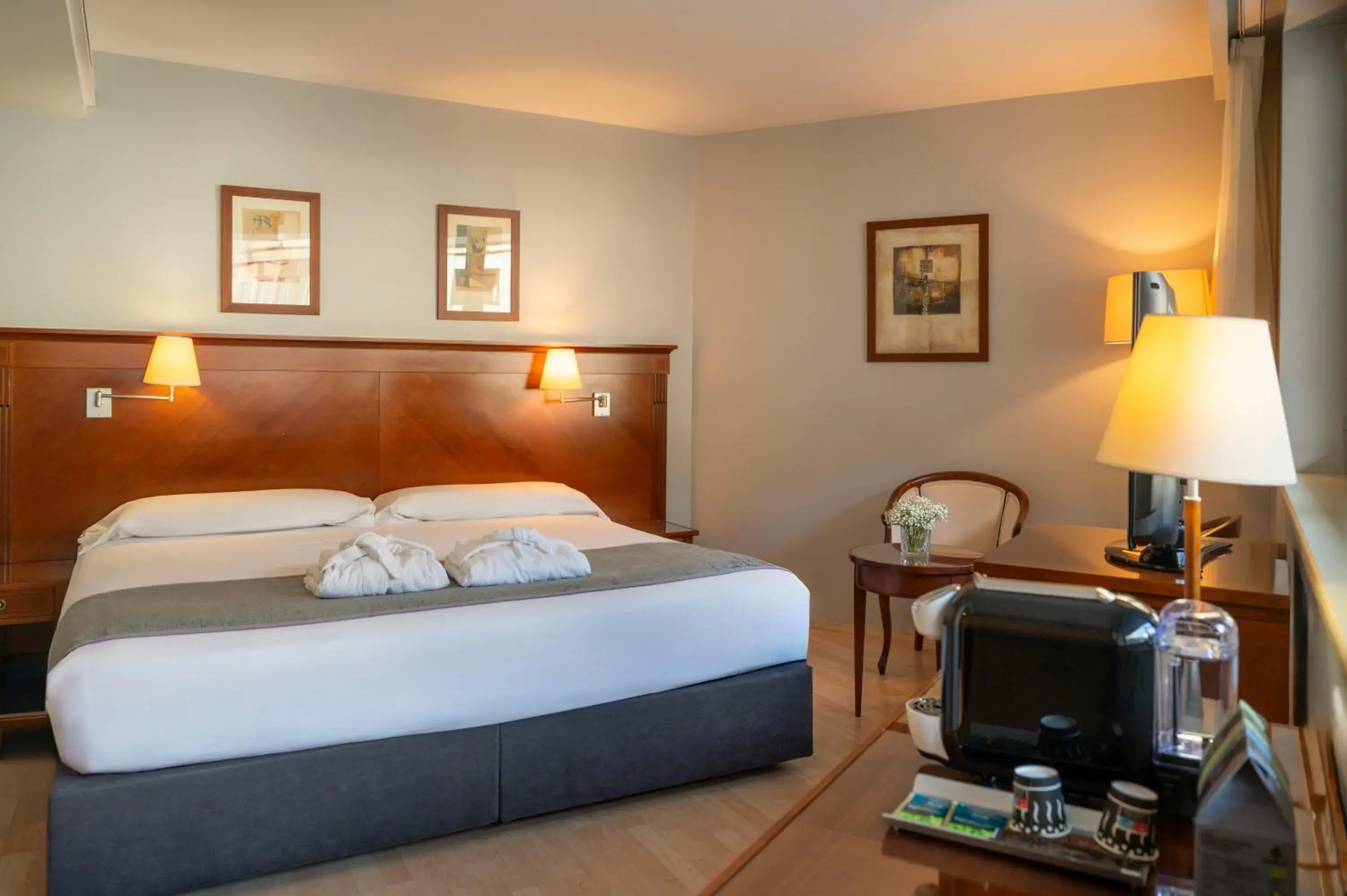 Coffee/tea facilities, Bed in Hesperia Andorra Coffee/tea facilities, Bed in Hesperia Andorra