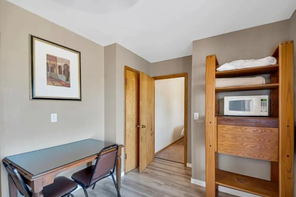 Badlands Hotel & Campground