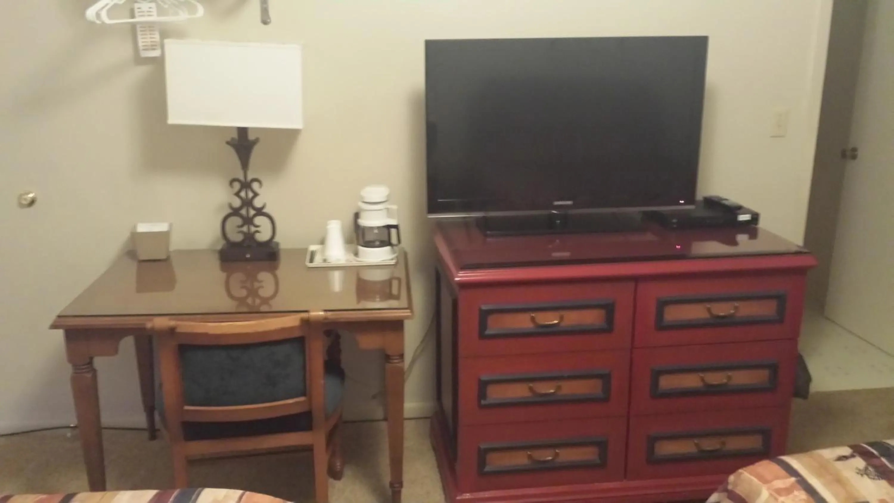 TV and multimedia in Badlands Hotel & Campground