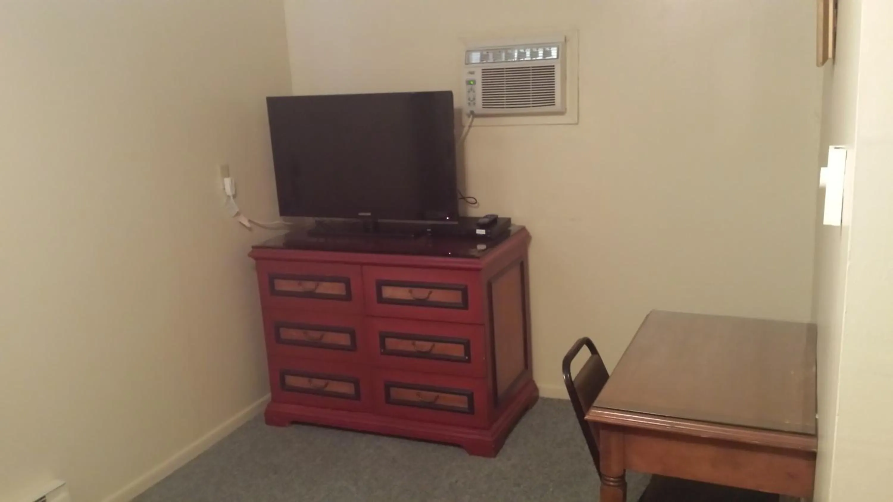 TV and multimedia in Badlands Hotel & Campground