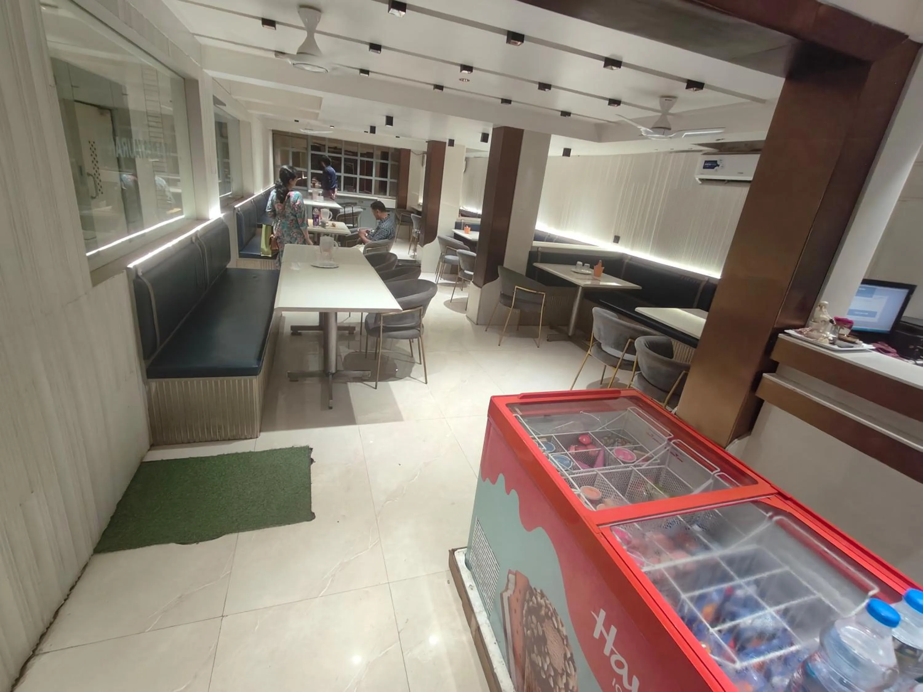 Restaurant/places to eat in Hotel Anand Palace