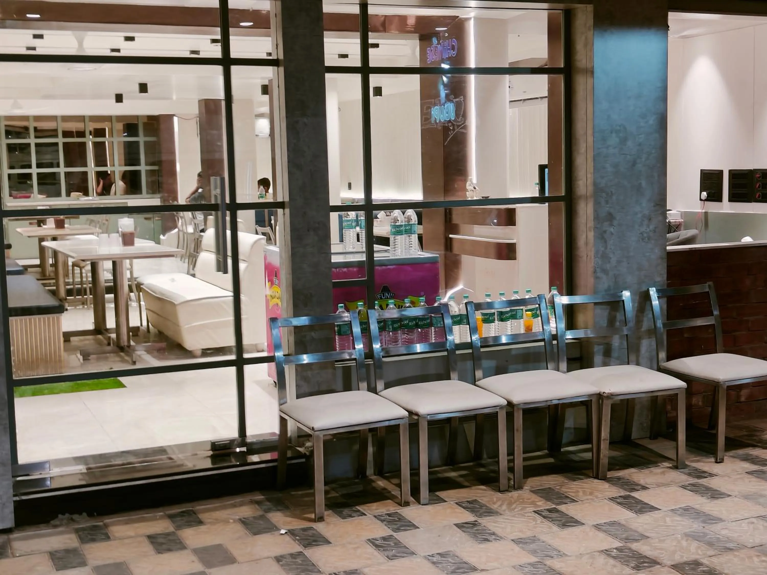 Restaurant/places to eat in Hotel Anand Palace