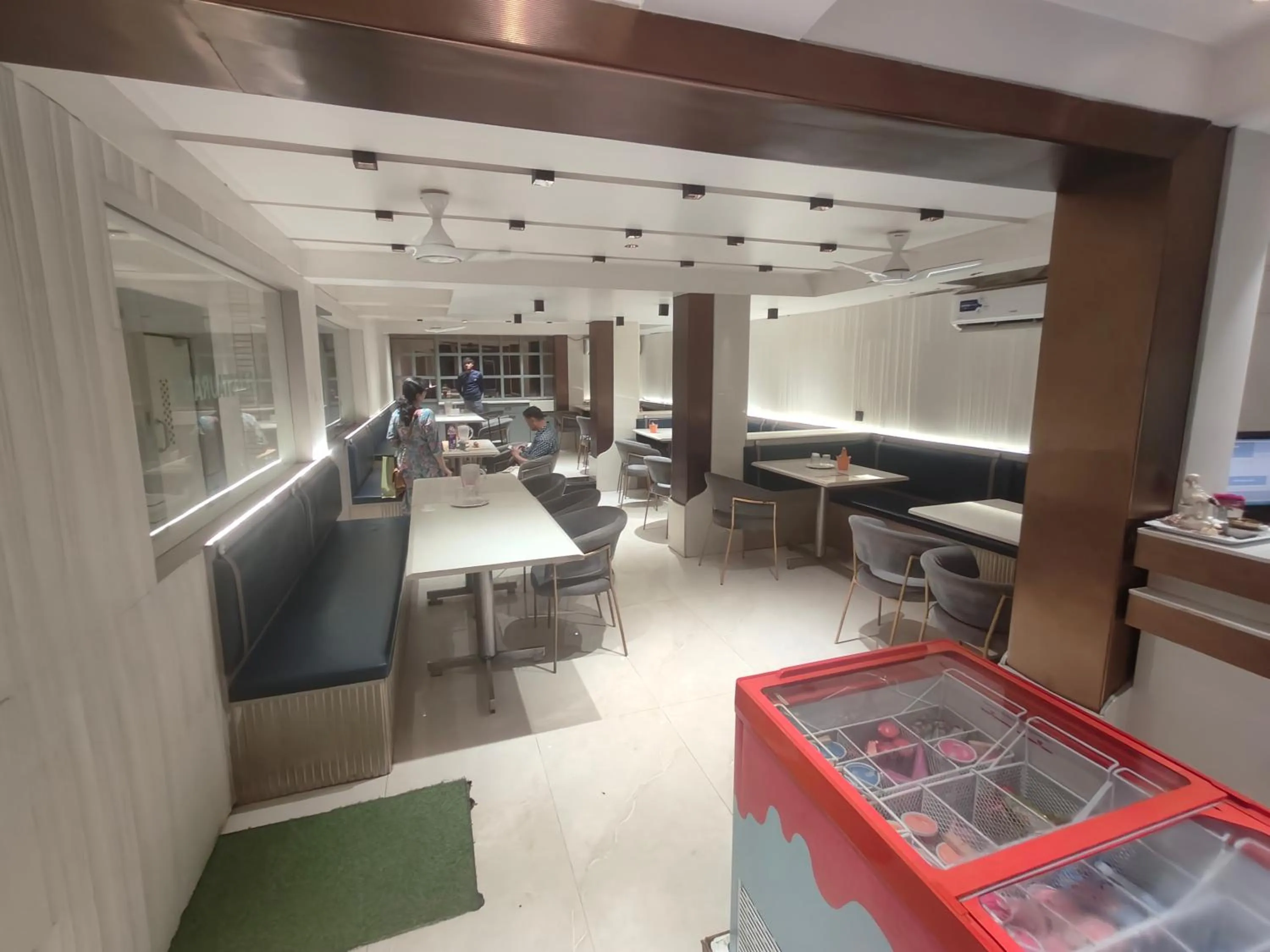 Restaurant/places to eat in Hotel Anand Palace