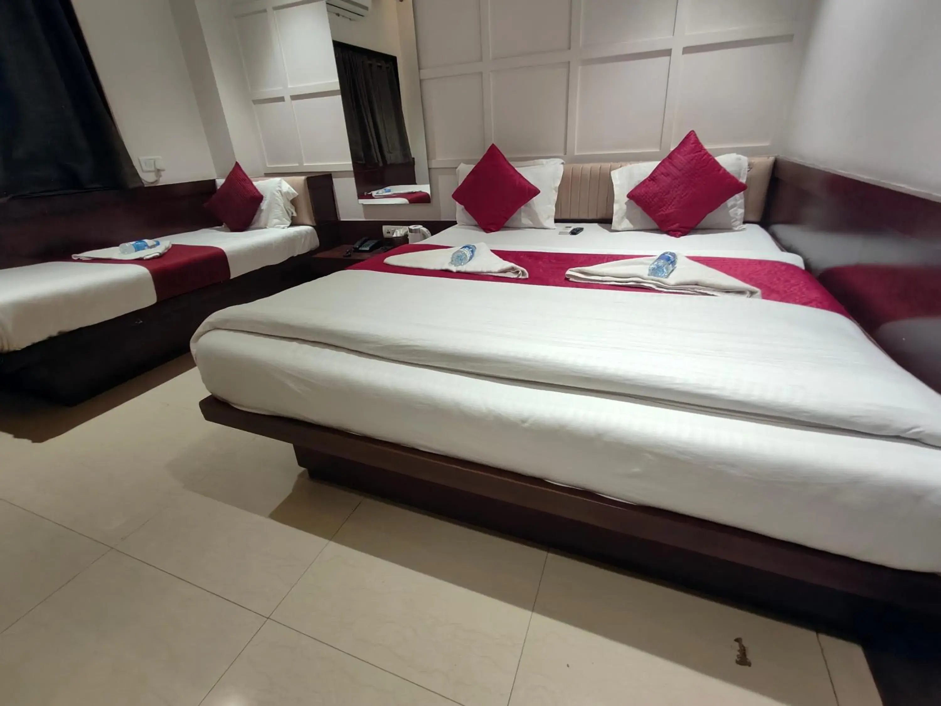 Deluxe Triple Bed A/C Room in Hotel Anand Palace Deluxe Triple Bed A/C Room in Hotel Anand Palace
