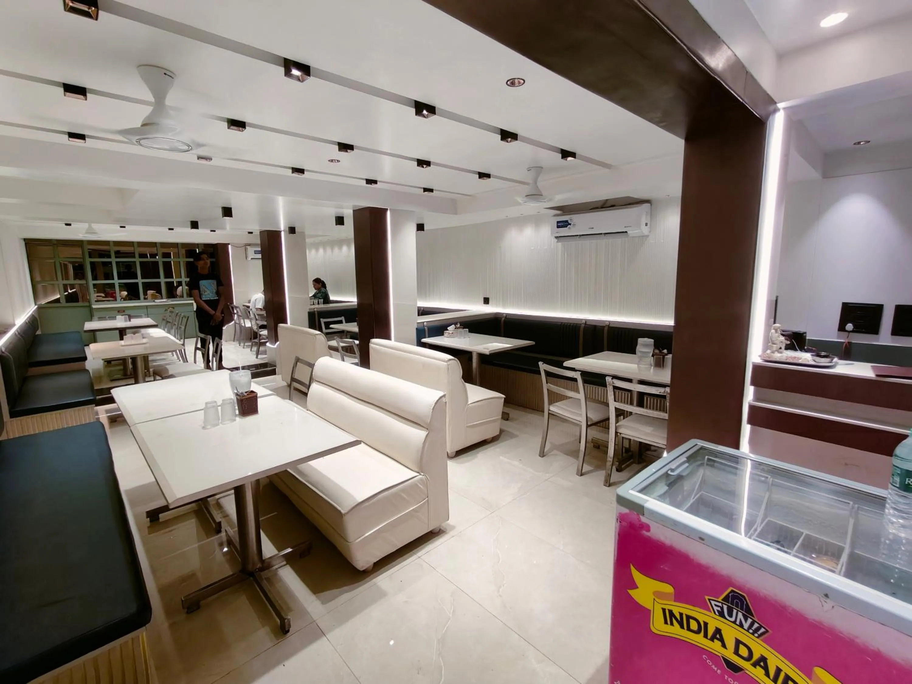 Restaurant/places to eat in Hotel Anand Palace