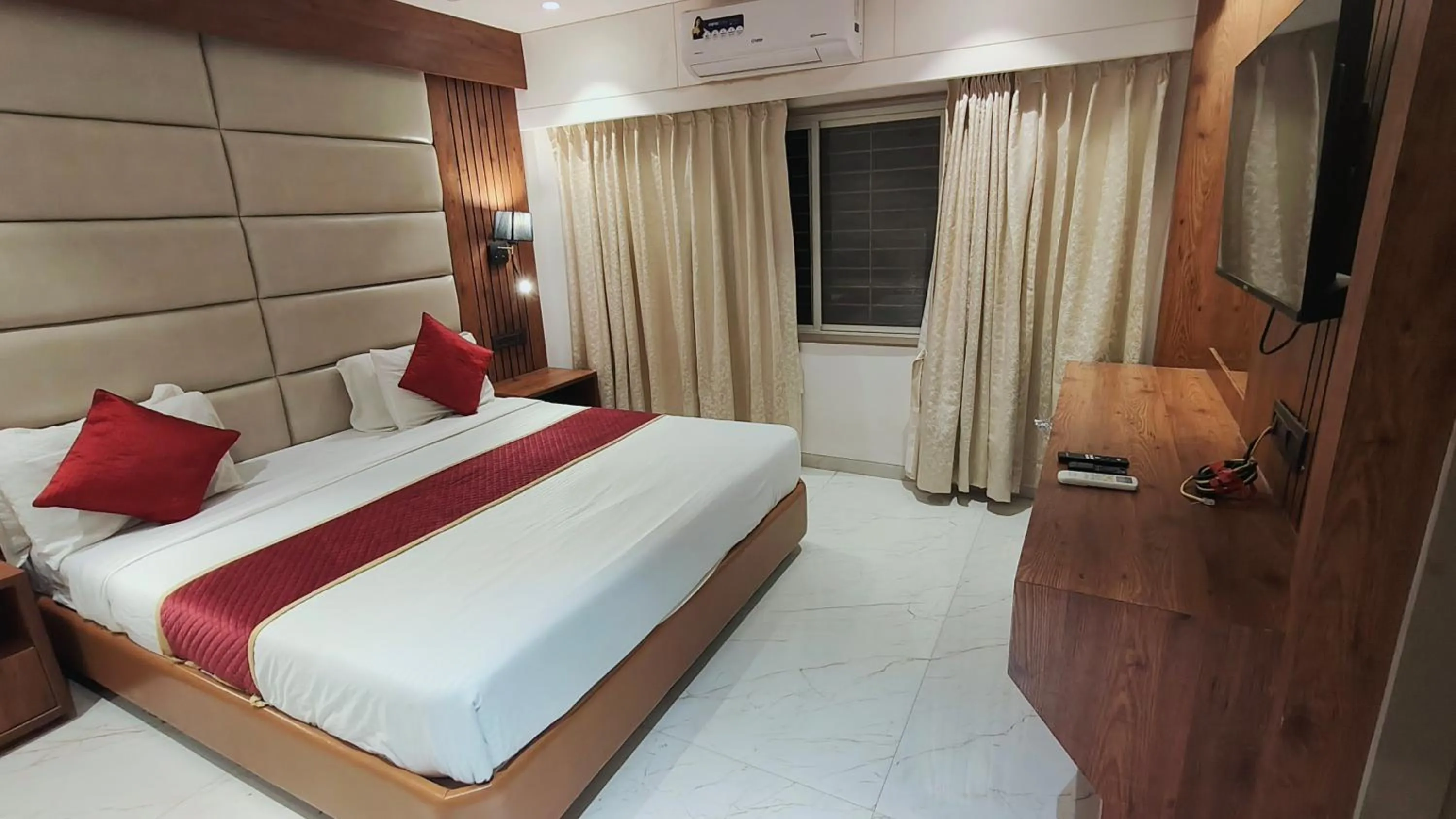 Communal lounge/ TV room, Bed in Hotel Anand Palace