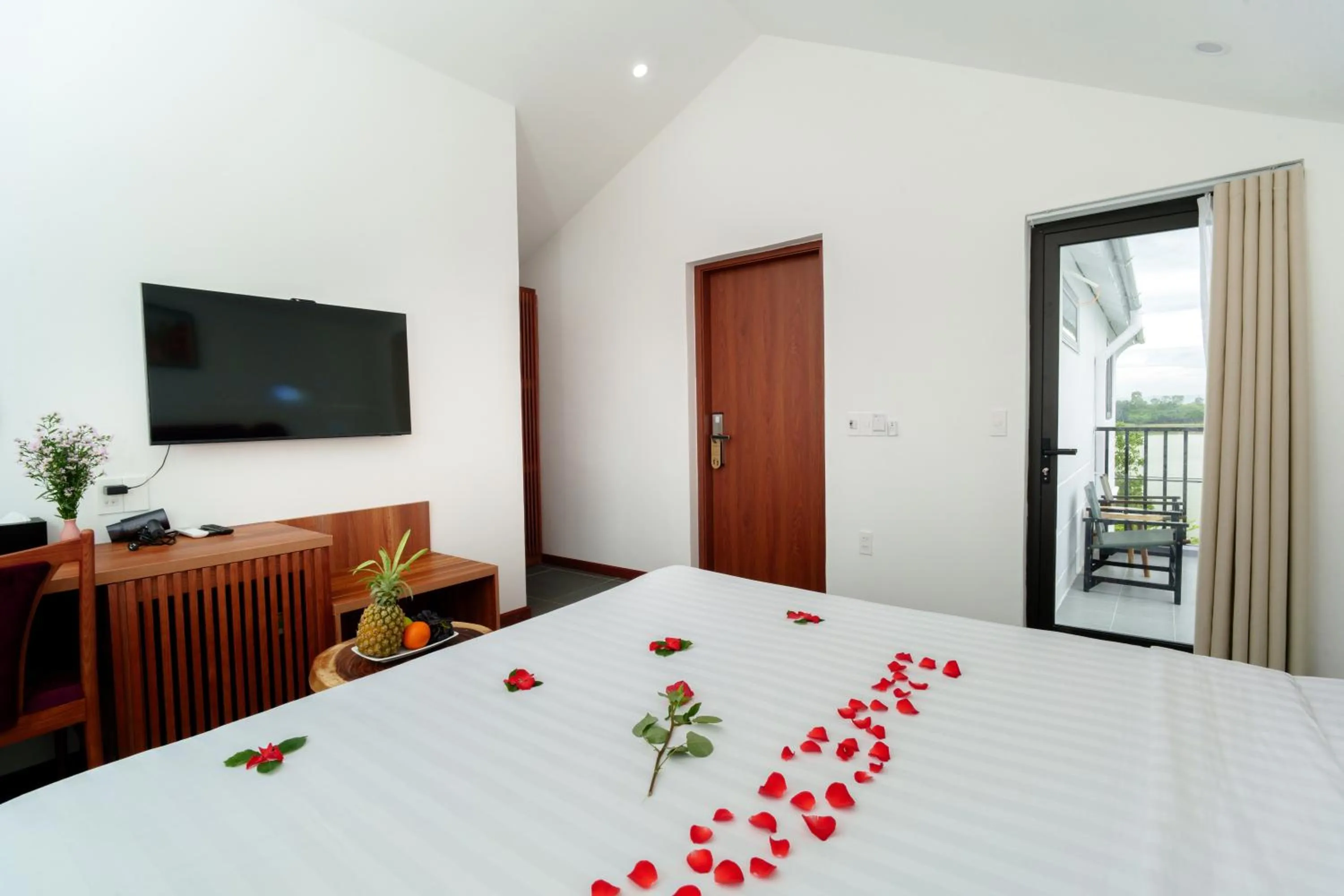 Bed in Serene Riverside Hotel Hoi An