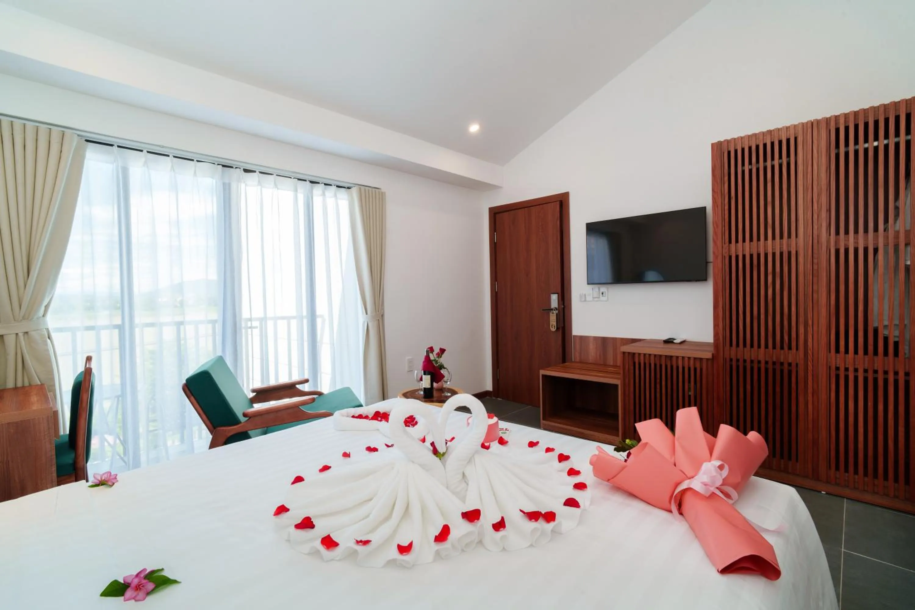 Bed in Serene Riverside Hotel Hoi An