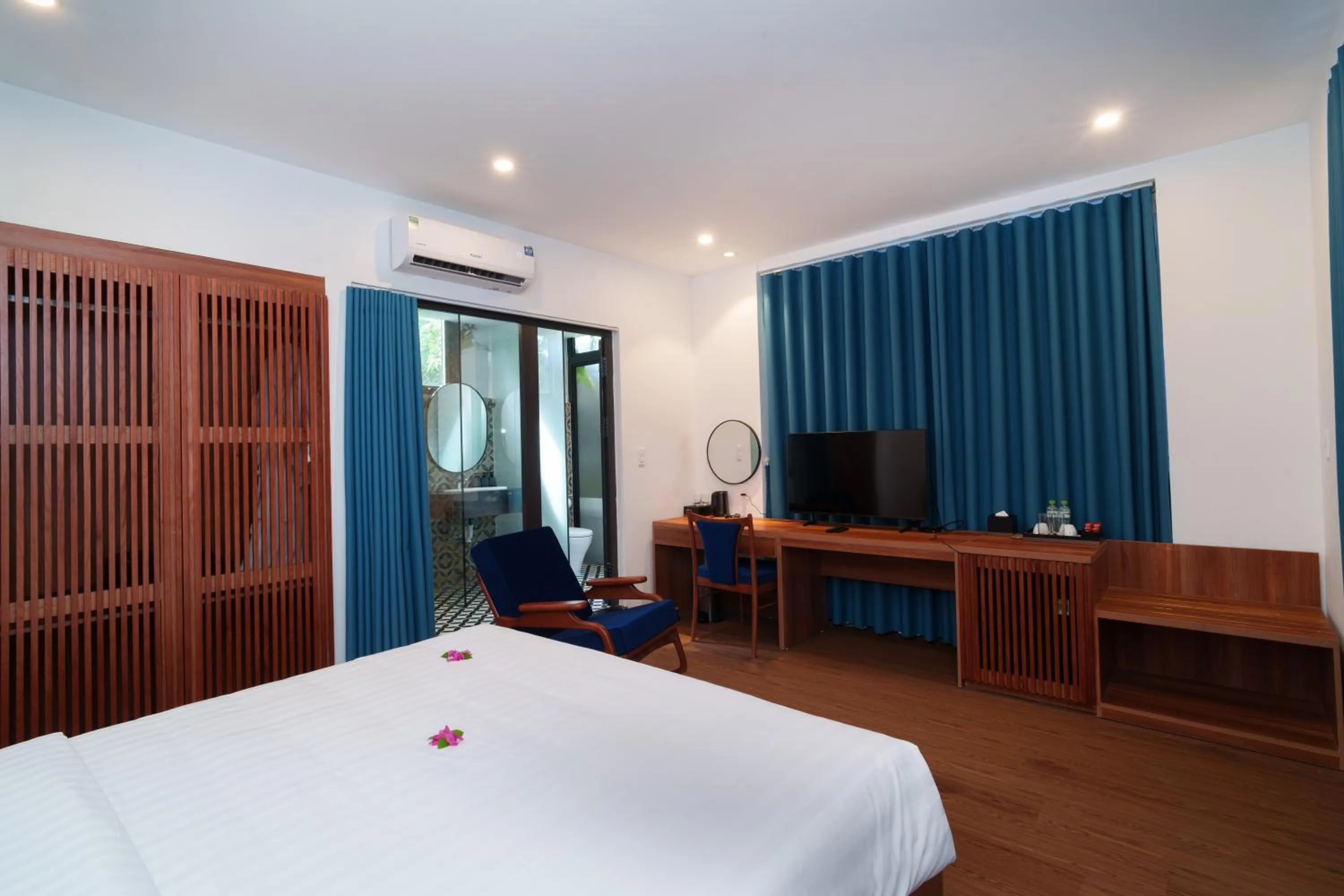 Bed in Serene Riverside Hotel Hoi An