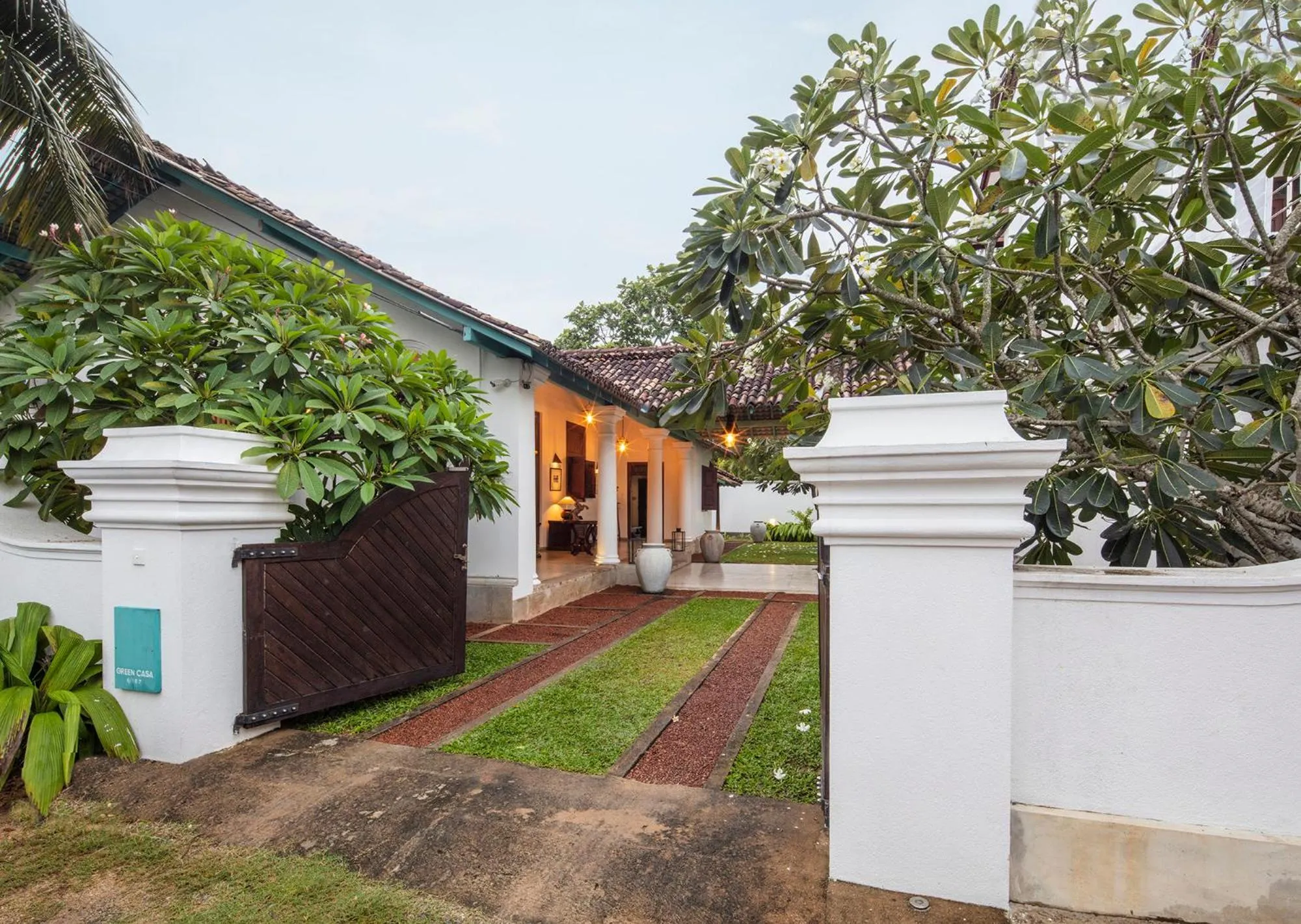 Facade/entrance in Green Casa