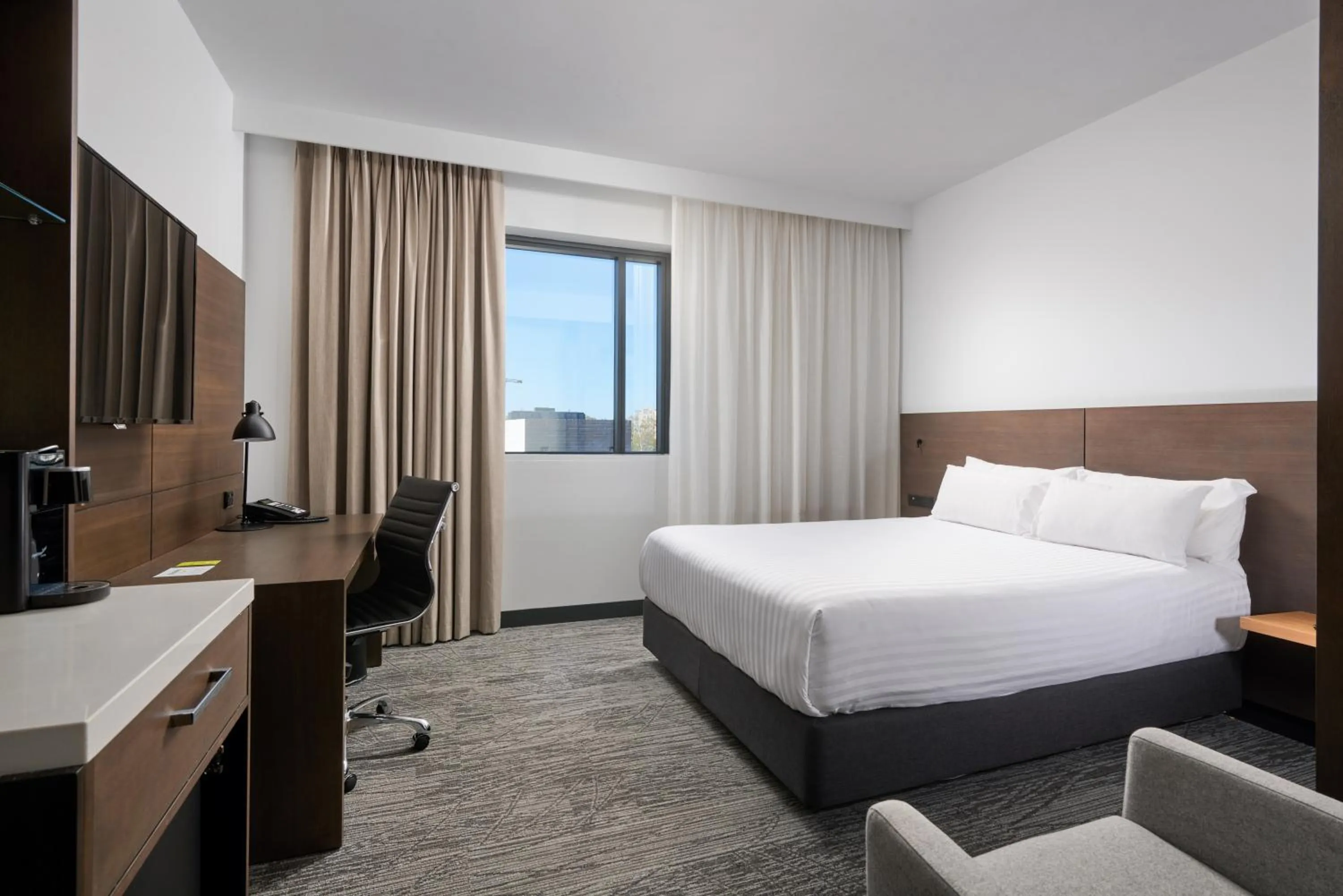 Photo of the whole room, Bed in Holiday Inn West Perth by IHG