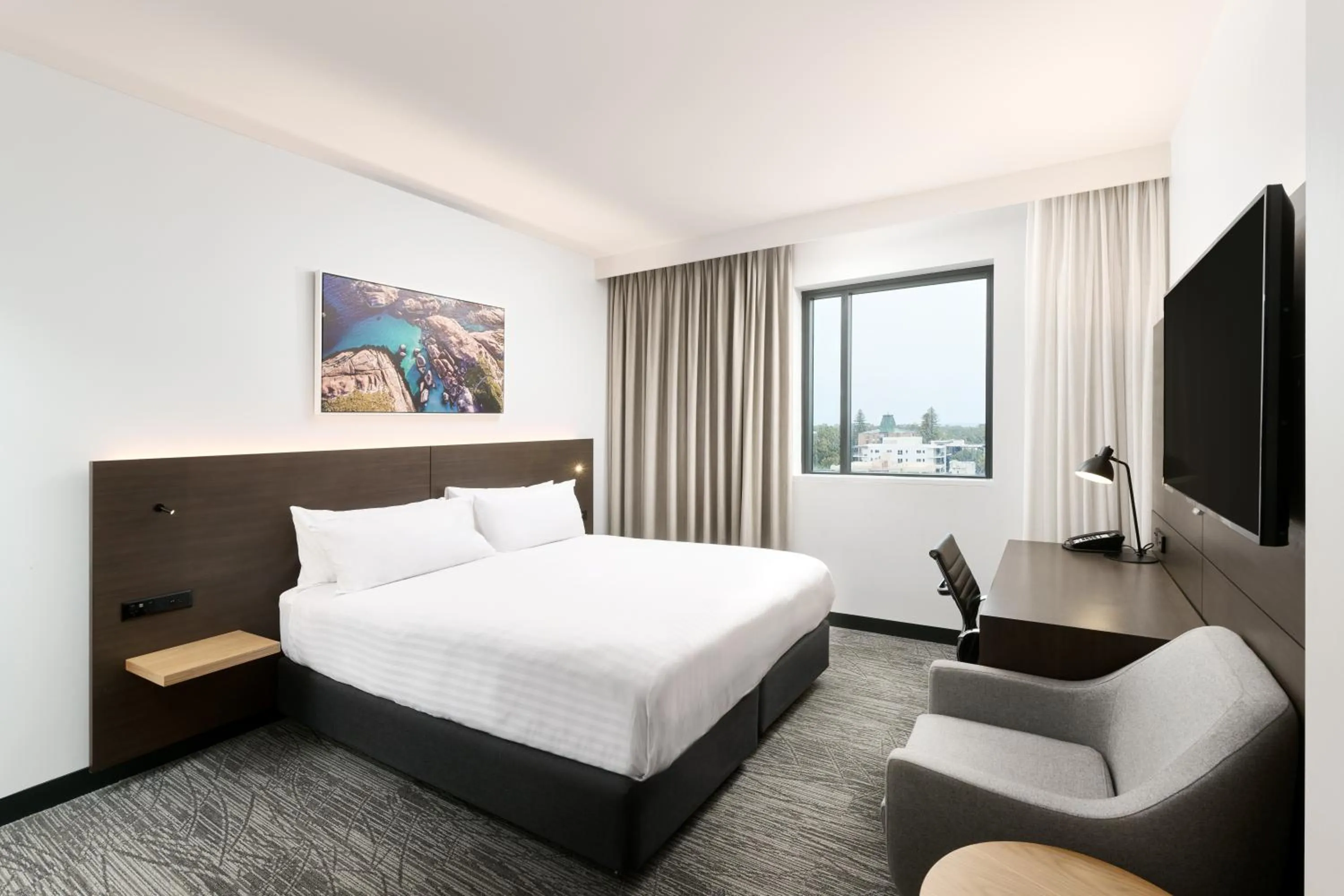 Photo of the whole room, Bed in Holiday Inn West Perth by IHG