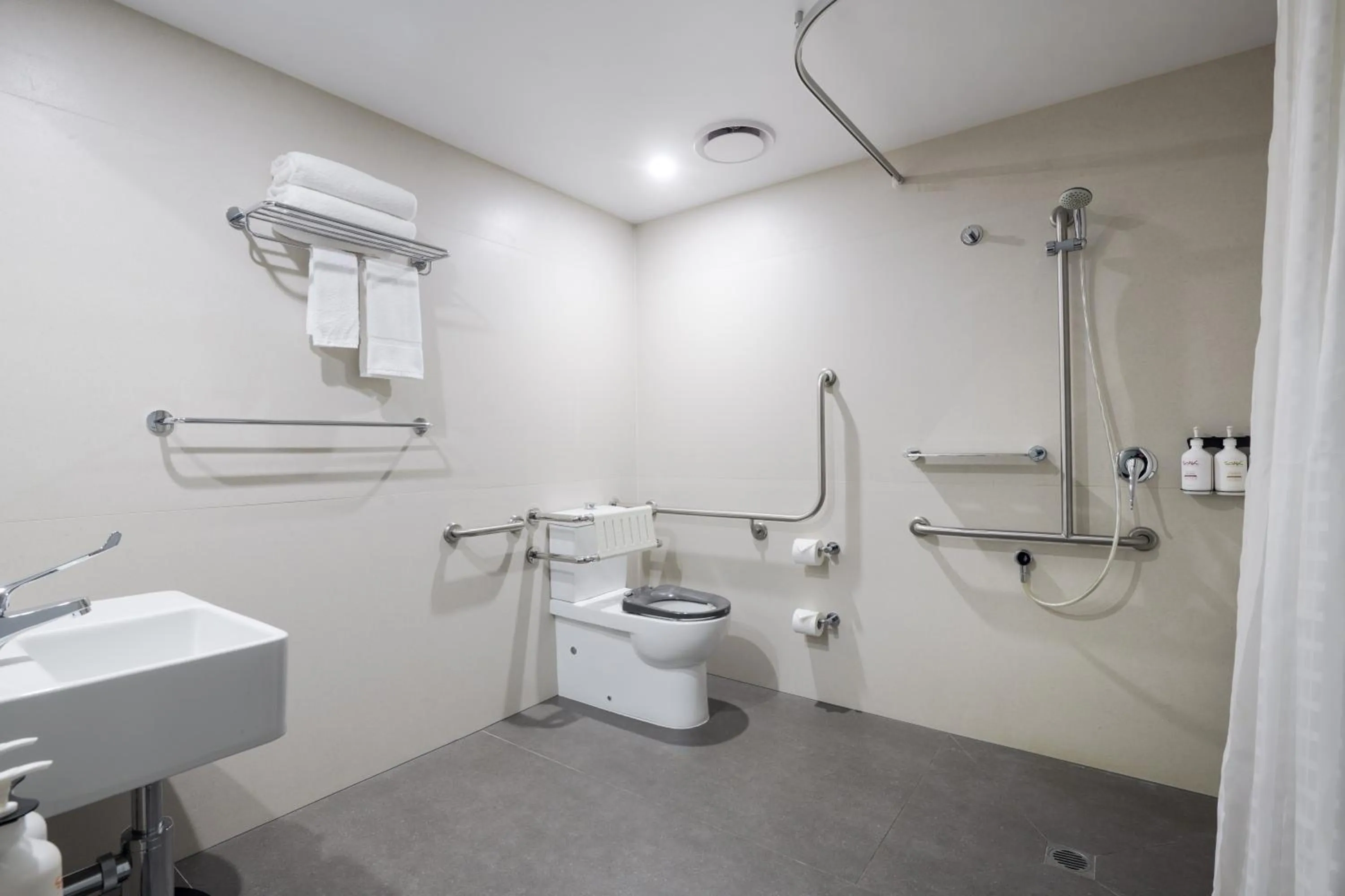 Bathroom in Holiday Inn West Perth by IHG