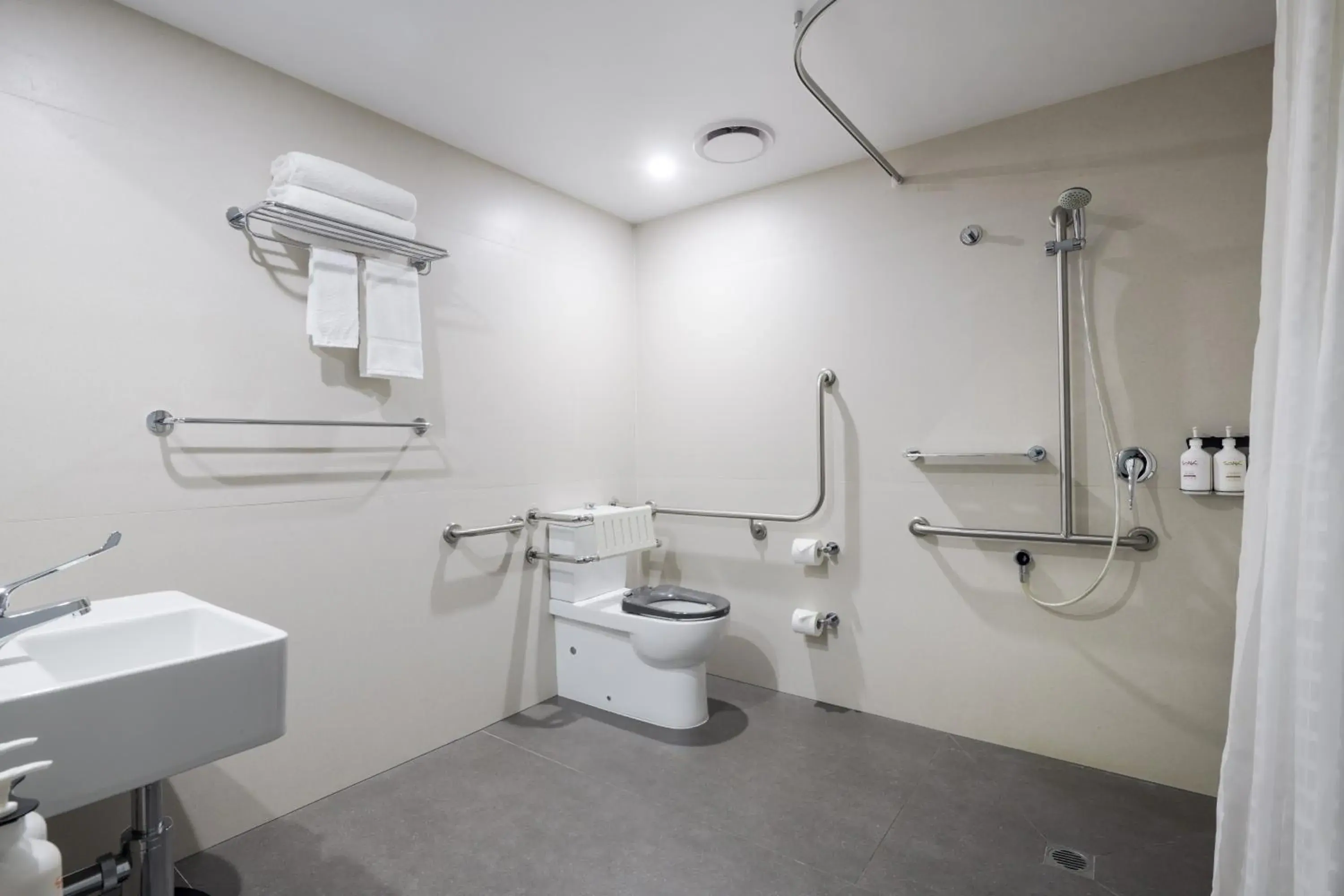 Bathroom in Holiday Inn West Perth by IHG Bathroom in Holiday Inn West Perth by IHG