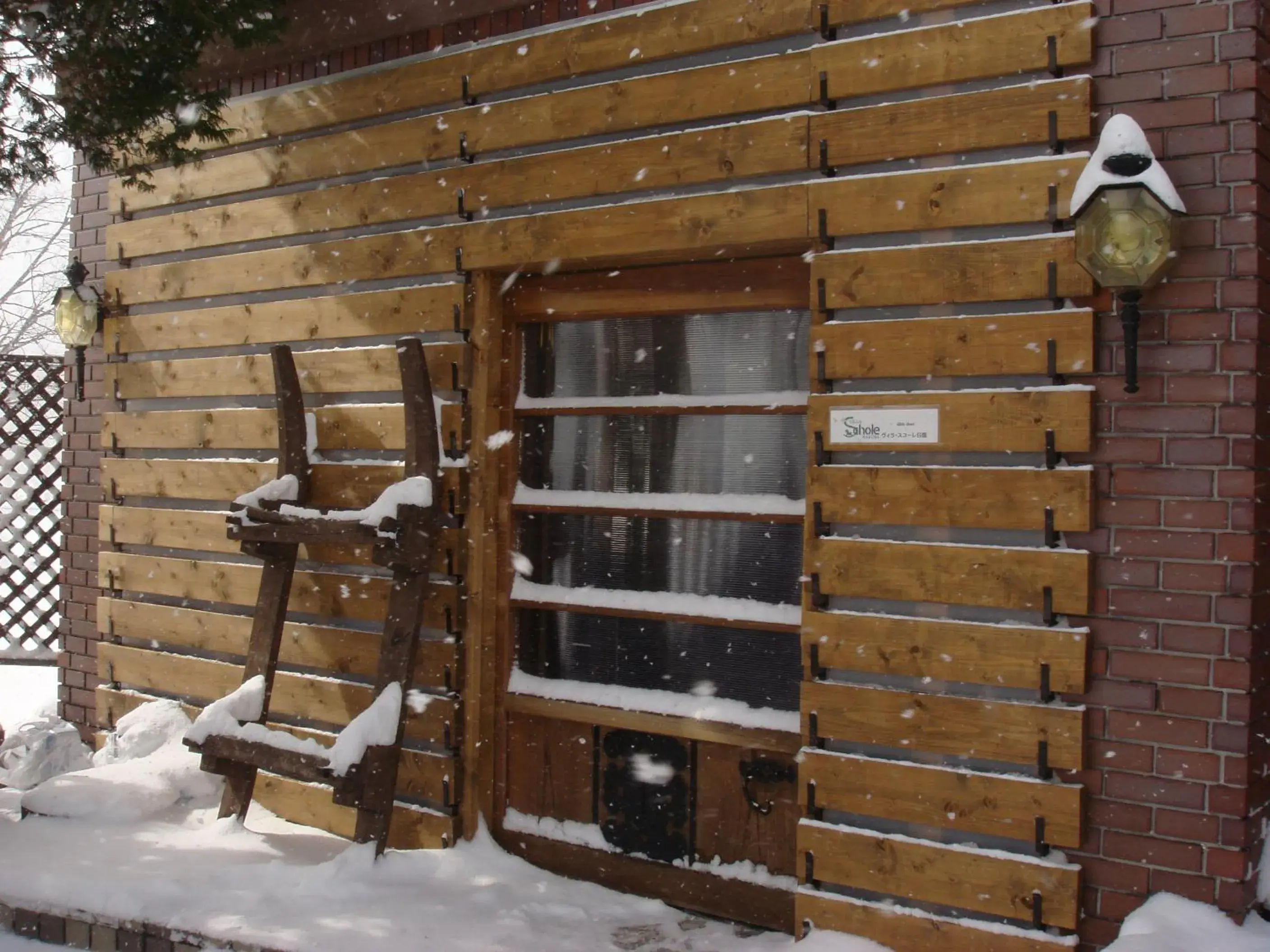 Facade/entrance in Schole Hakuba Facade/entrance in Schole Hakuba