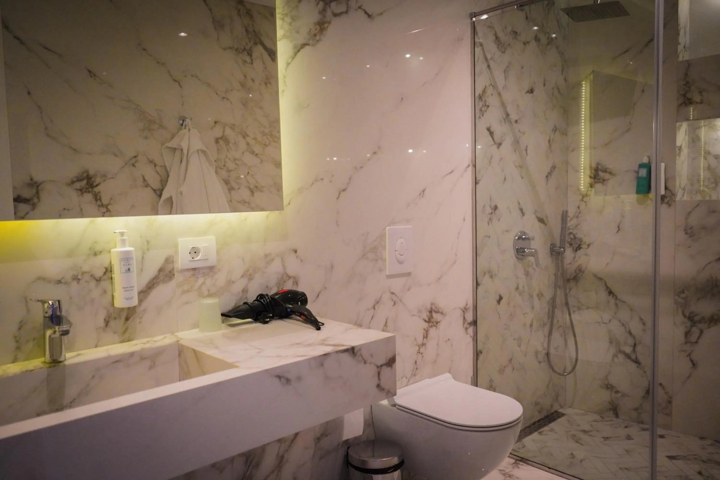 Shower in Bougainville Bay Hotel