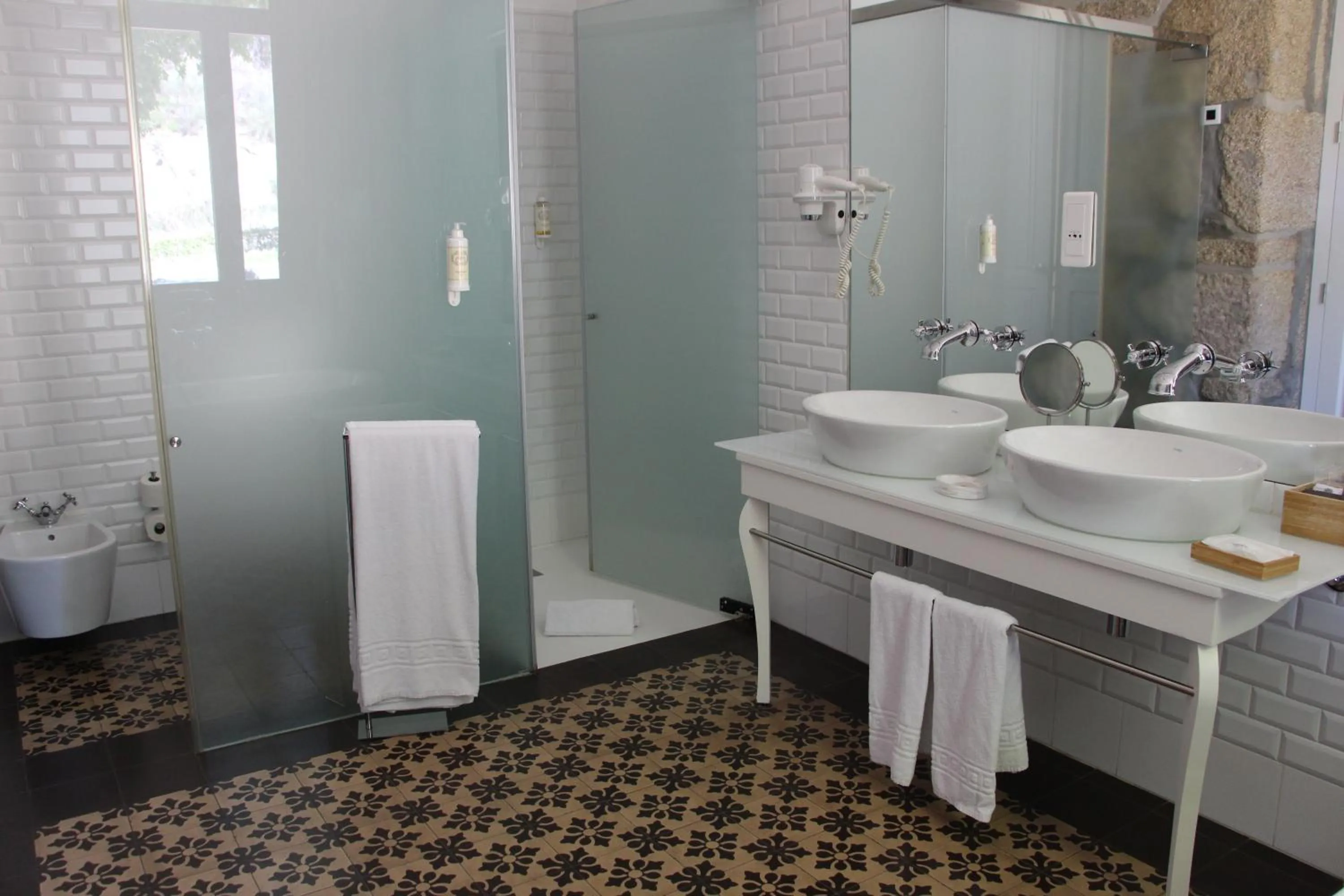 Bathroom in Longroiva Hotel Rural