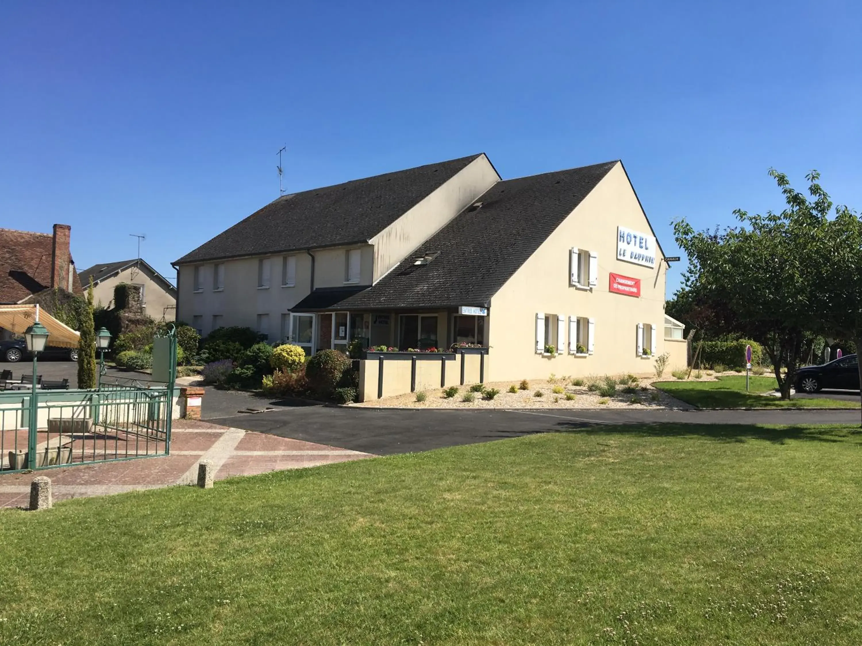 Property building in Hôtel Le Dauphin Property building in Hôtel Le Dauphin