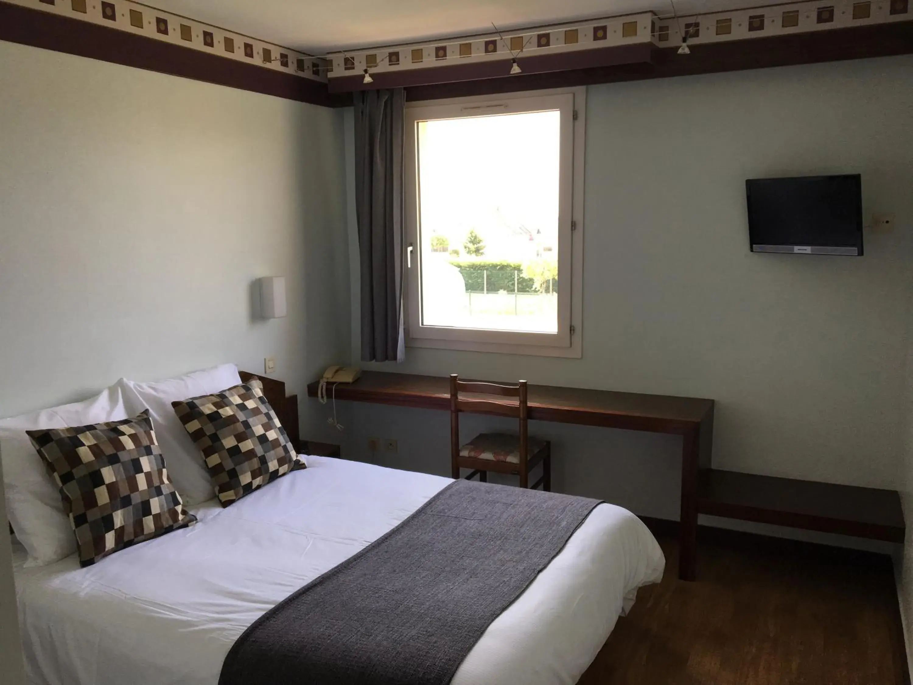 Photo of the whole room, Bed in Hôtel Le Dauphin Photo of the whole room, Bed in Hôtel Le Dauphin