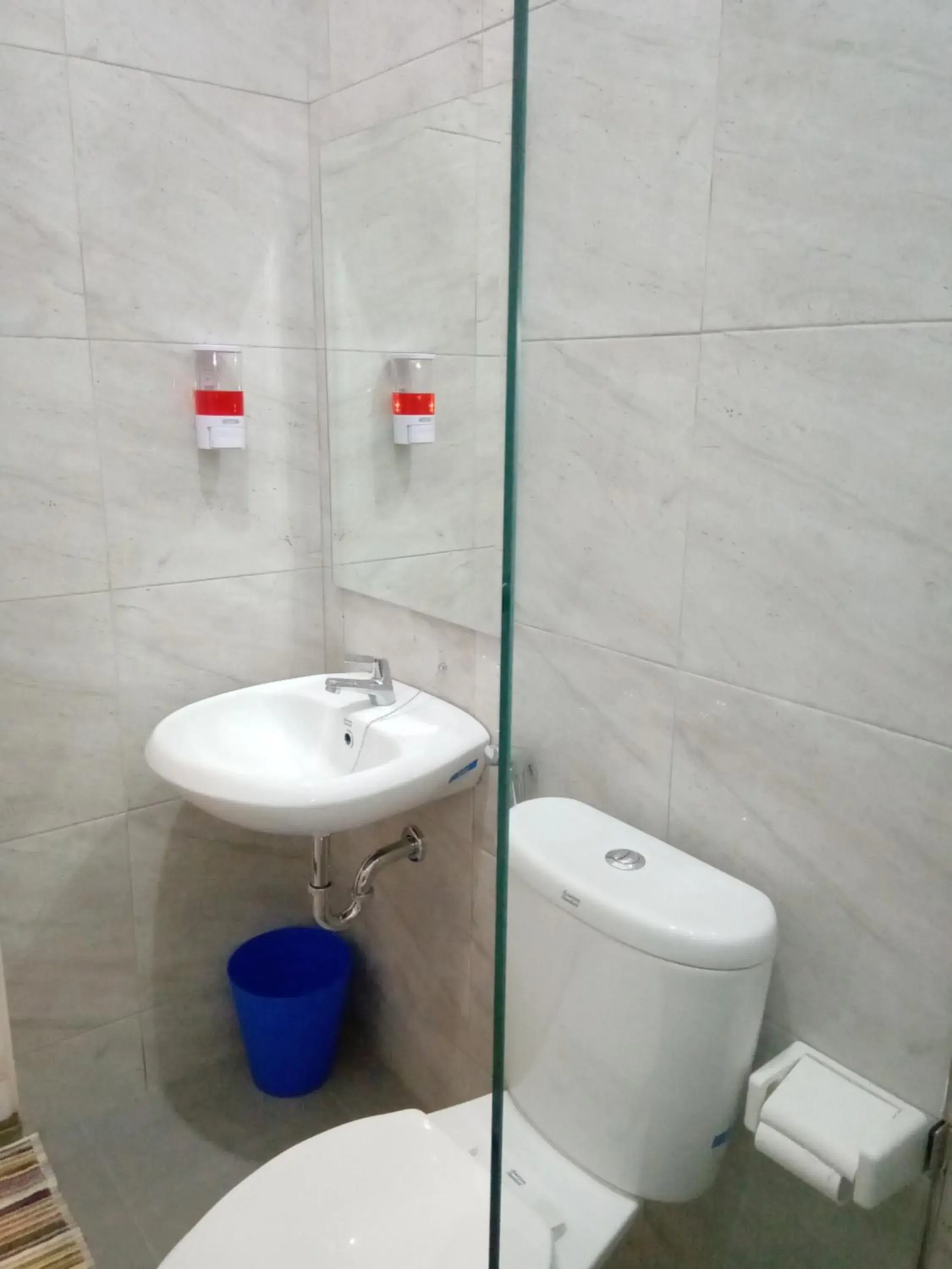 Bathroom in Alzara Hotel Syariah Bathroom in Alzara Hotel Syariah