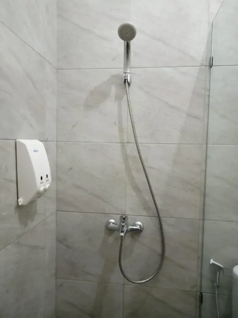 Bathroom in Alzara Hotel Syariah Bathroom in Alzara Hotel Syariah