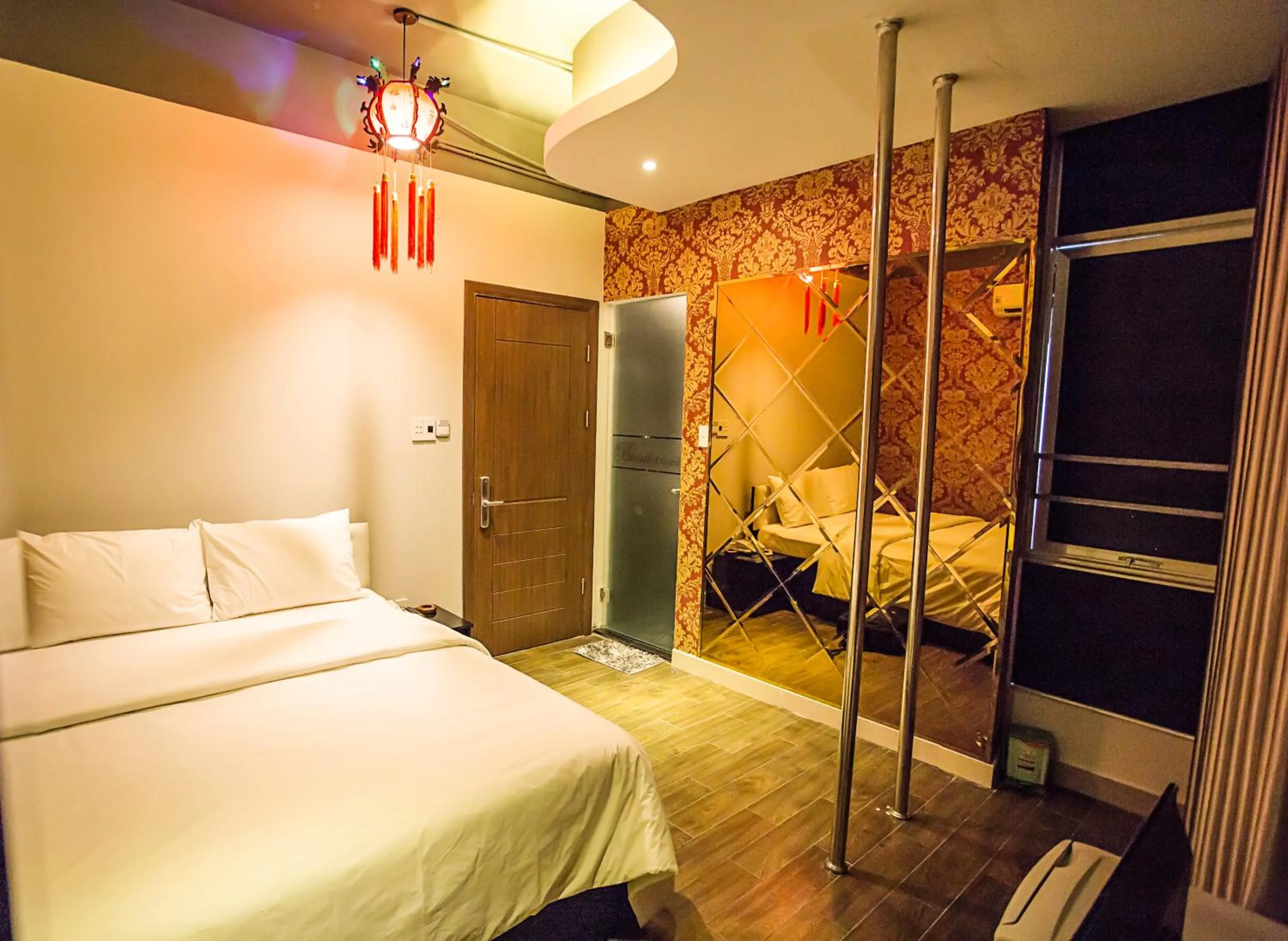 Photo of the whole room in Bonita Grand Hotel