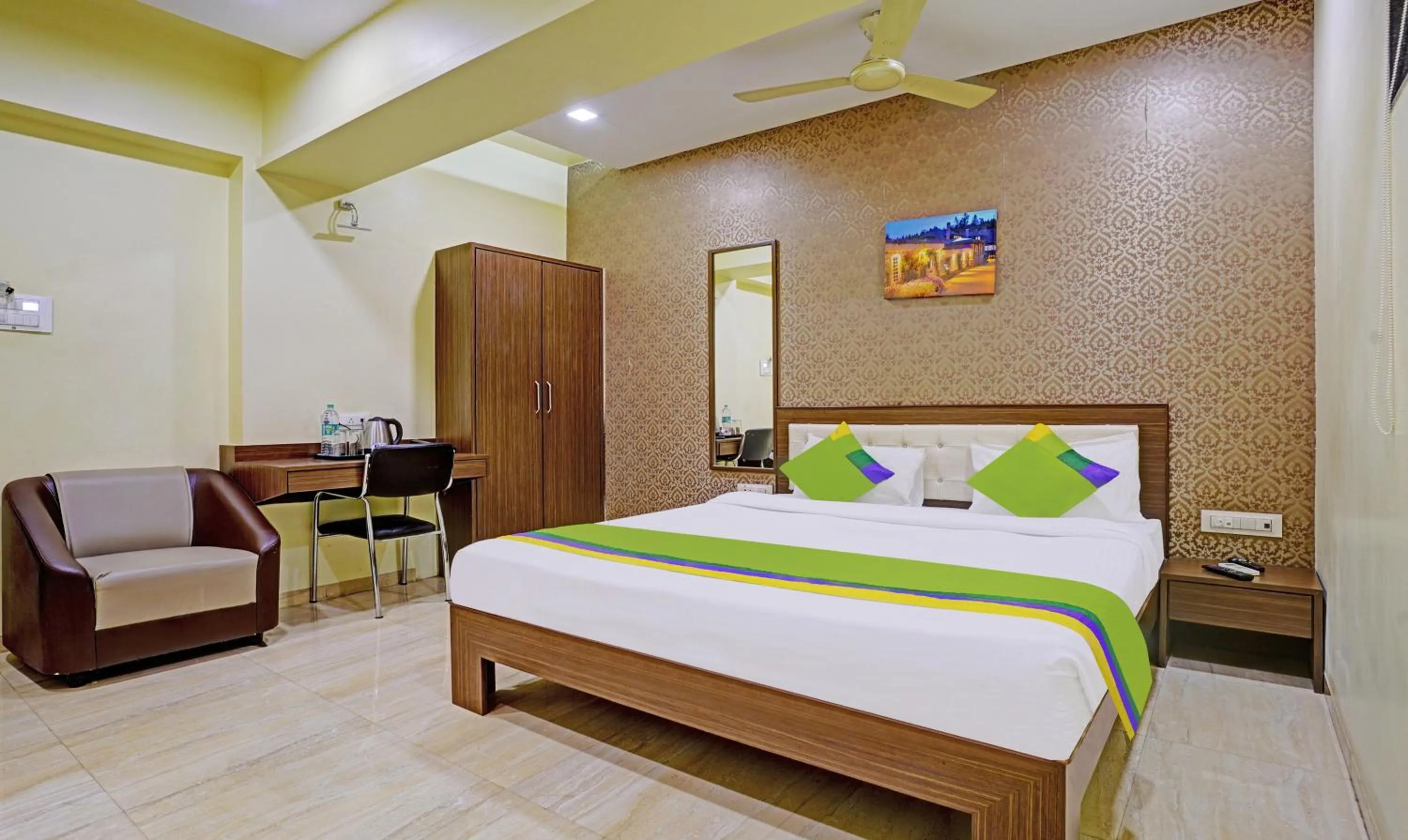 Photo of the whole room, Bed in Treebo De Grandeur Anand Nagar